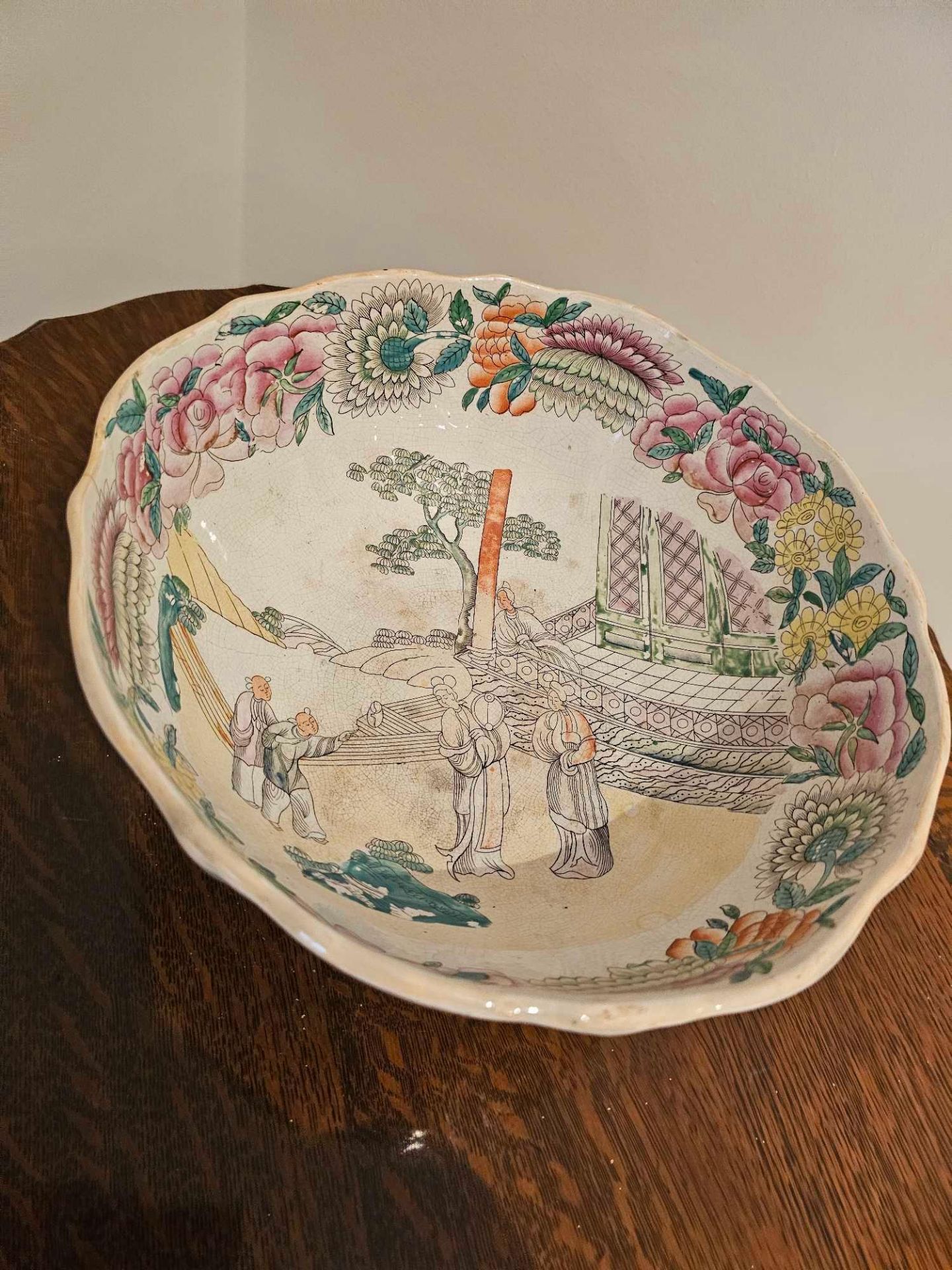 Chinese Painted Footed Bowl Decorated In Colours Outside And In Antique Style With Figures - Image 5 of 7