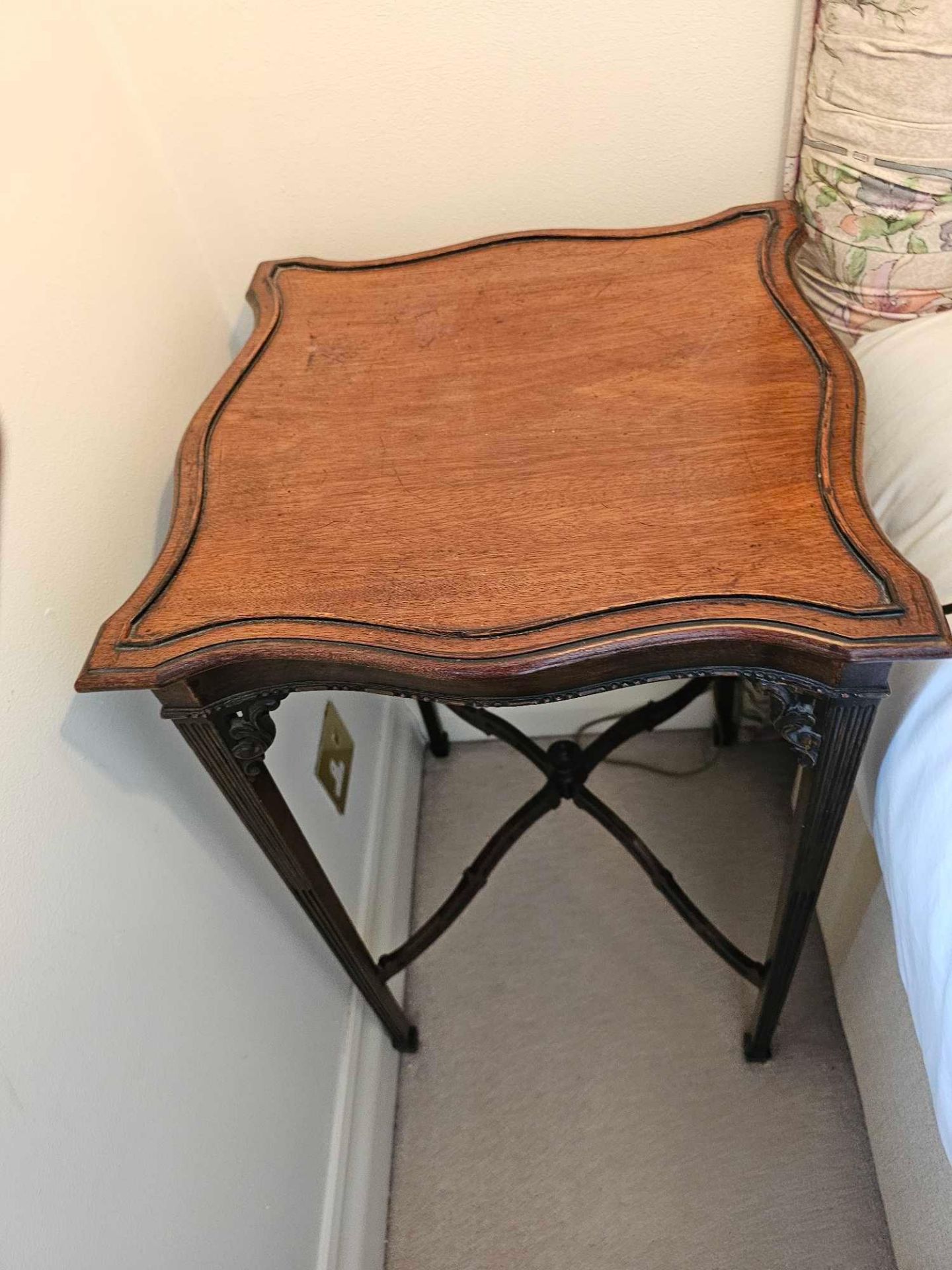 A George III Style Mahogany End Table The Serpentine Sided Top On Slender Fluted Square Legs - Image 4 of 4