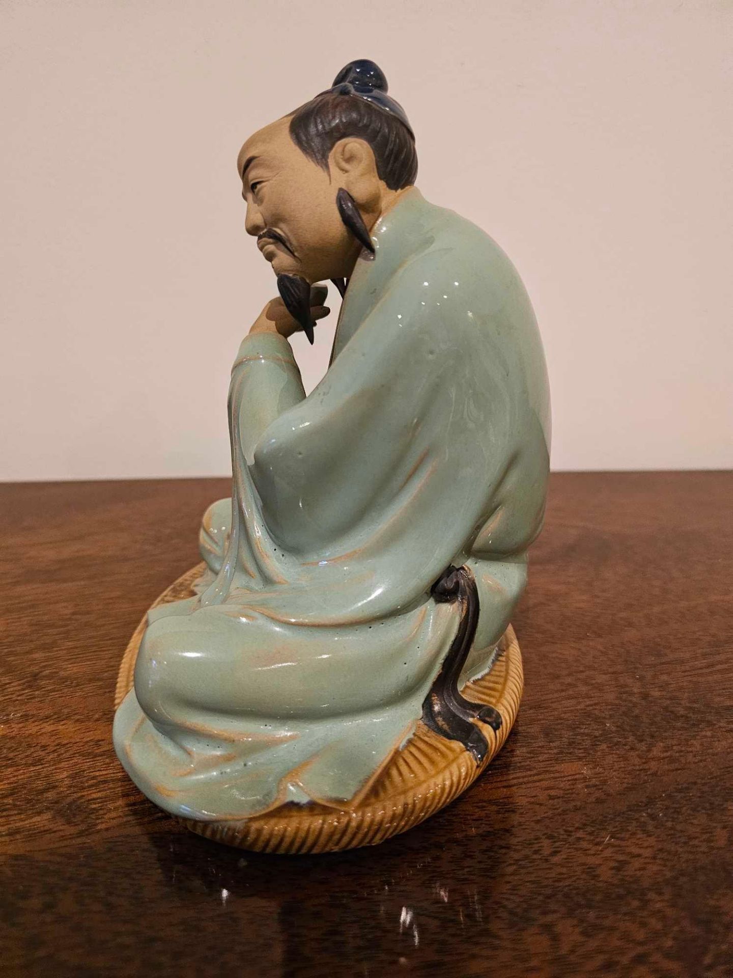 A Shiwan Pottery Glazed And Painted Mudman Figurine Drinking Tea 18cm - Bild 3 aus 5