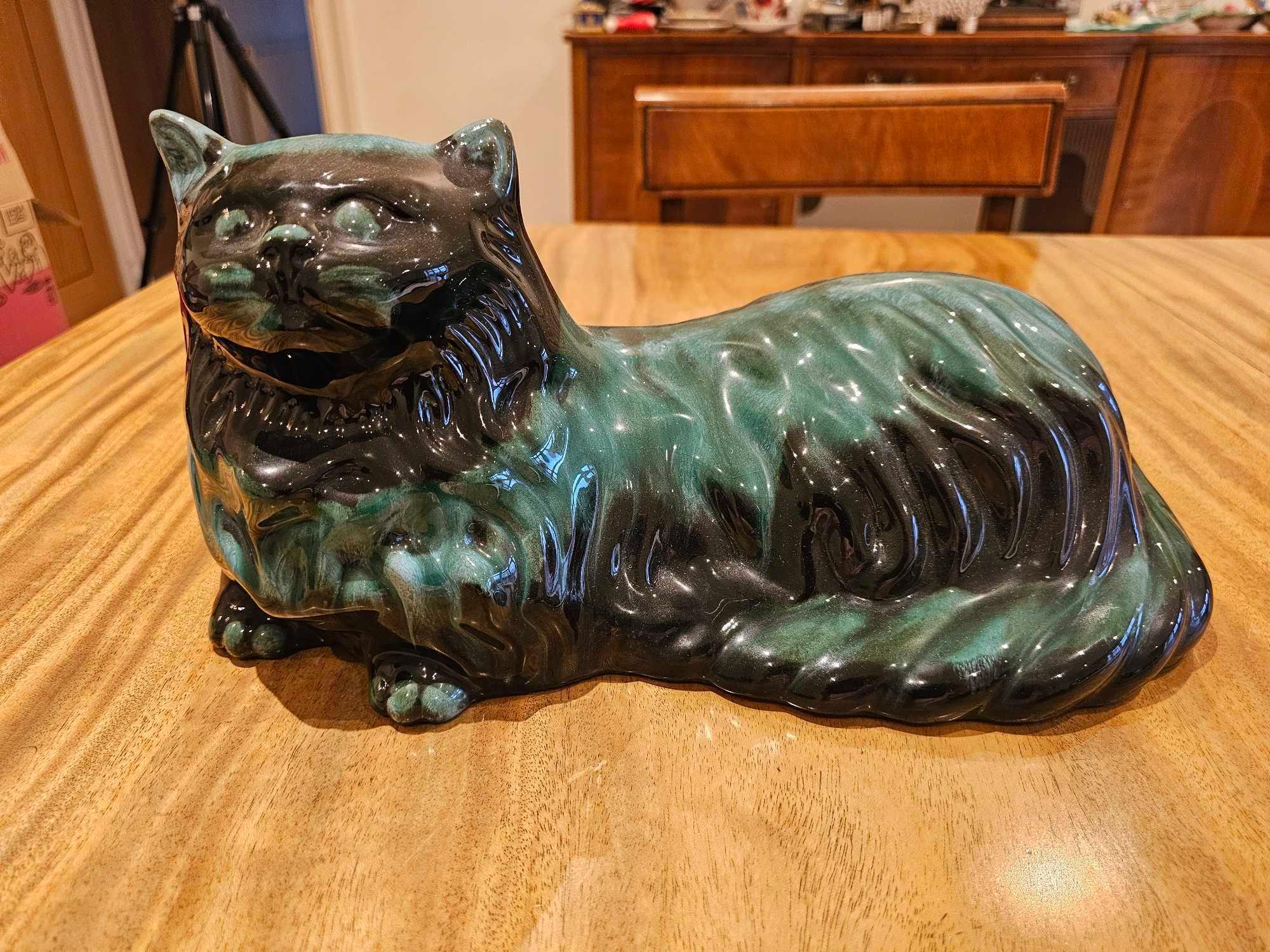 A Large Blue Mountain Pottery Cat Figurine | 1970s | Made In Canada - Bild 3 aus 3