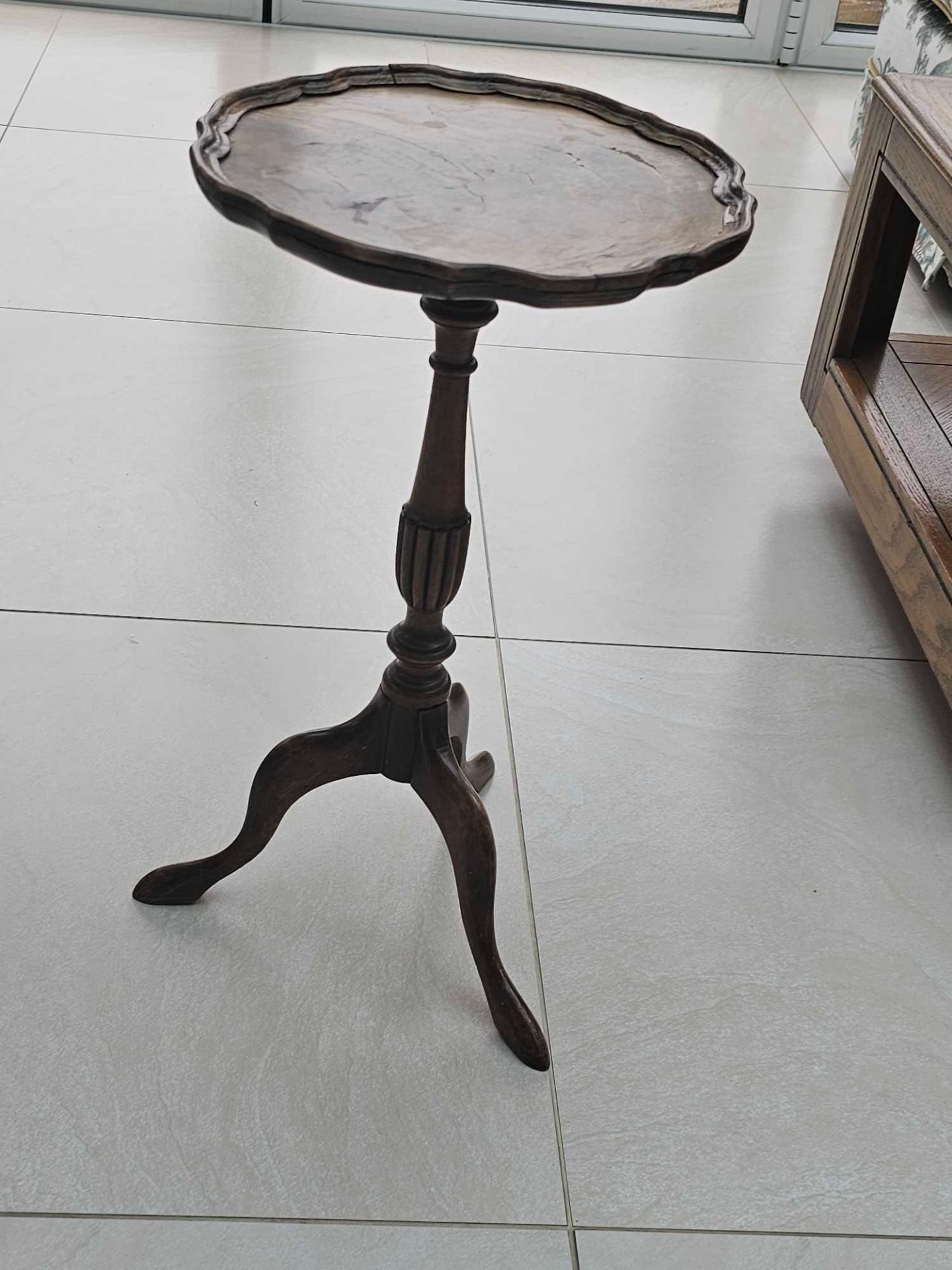 A Mid Century Mahogany Circular Tripod Wine Table 30cm Diameter X 50cm High - Bild 2 aus 4