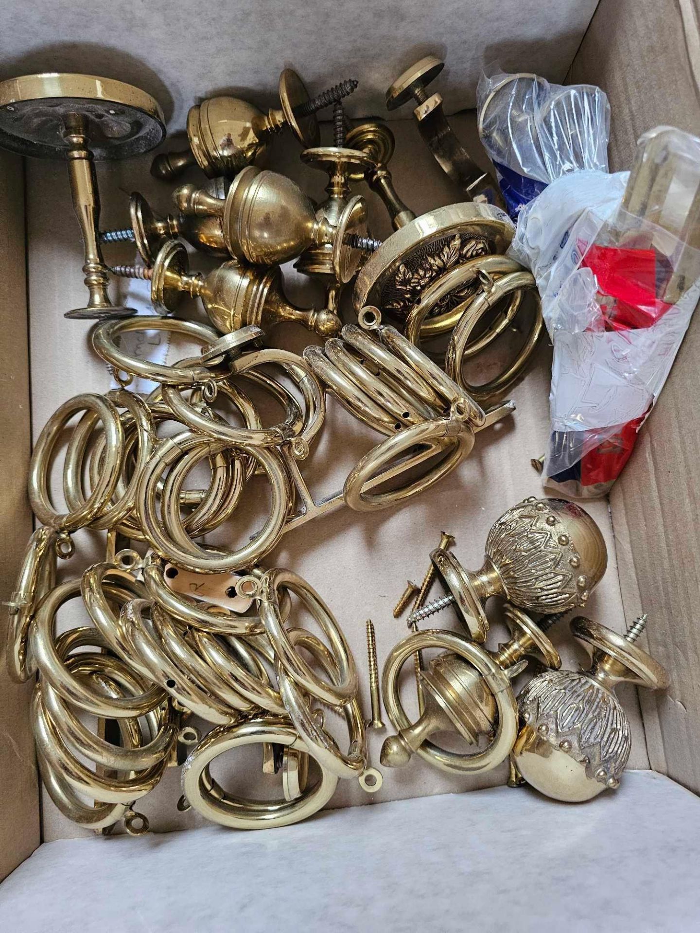 A Quantity Of Various Curtain Fittings Brass And Wood Rings, Finials And A Wooden Drapery Pole As - Image 2 of 4