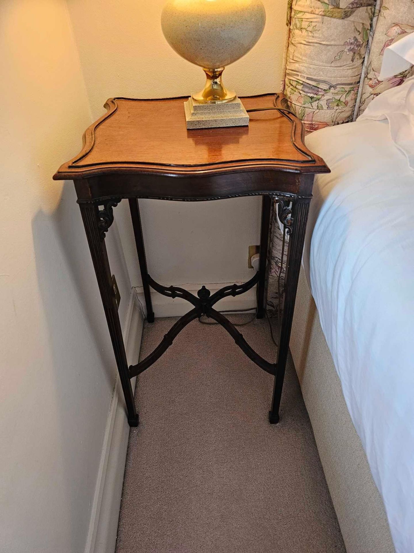 A George III Style Mahogany End Table The Serpentine Sided Top On Slender Fluted Square Legs - Image 2 of 4