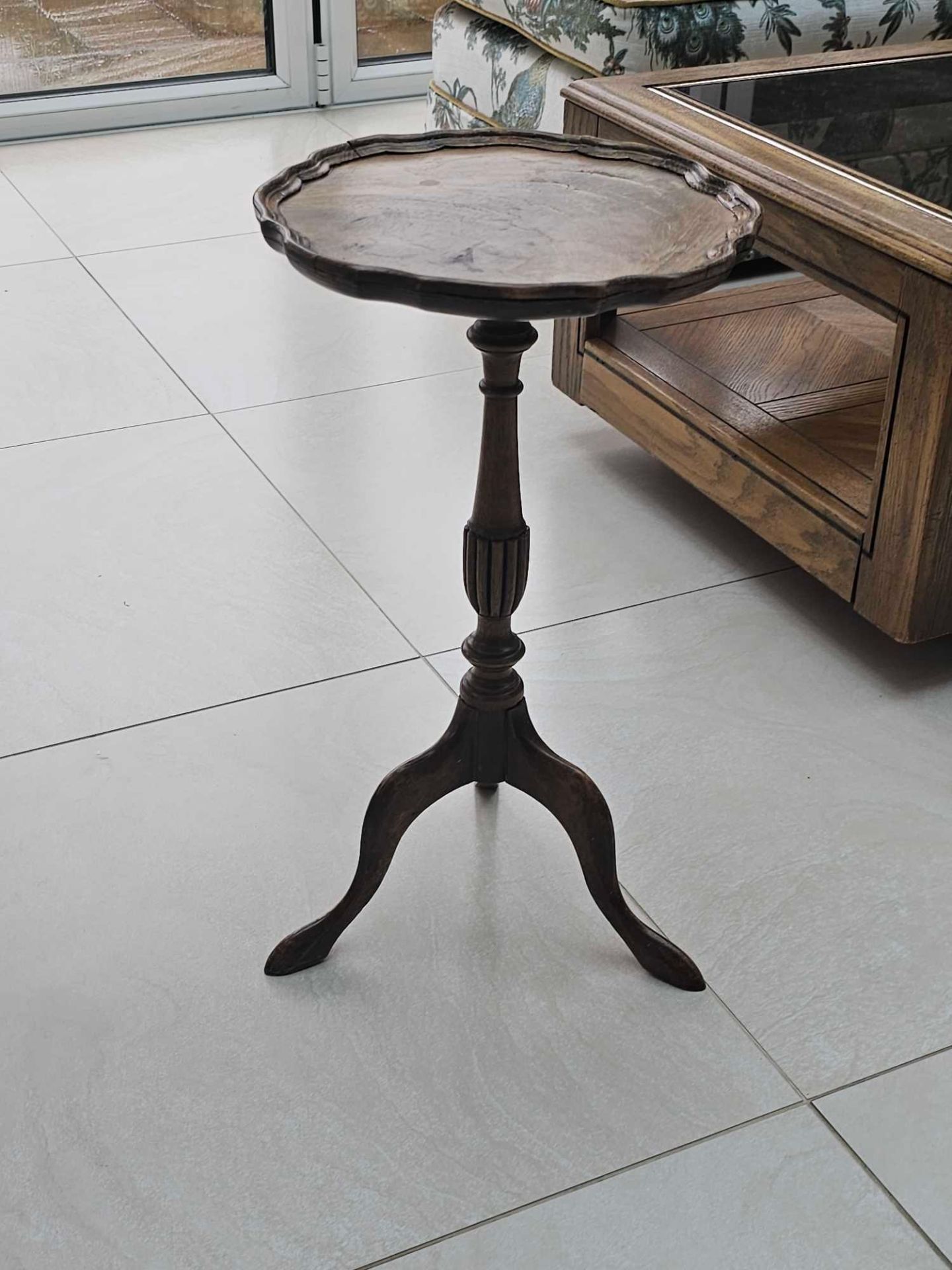 A Mid Century Mahogany Circular Tripod Wine Table 30cm Diameter X 50cm High - Bild 3 aus 4
