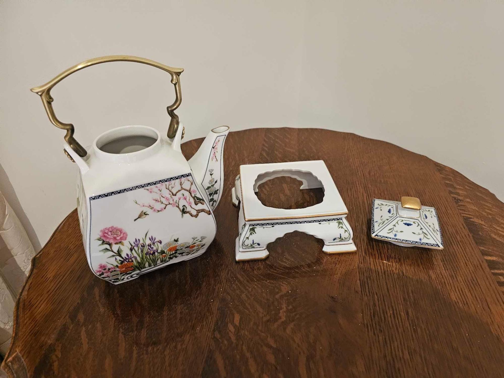 Naoka Nobata For Franklin Porcelain "Birds & Flowers Of The Orient" Porcelain Teapot Hand painted - Image 6 of 7