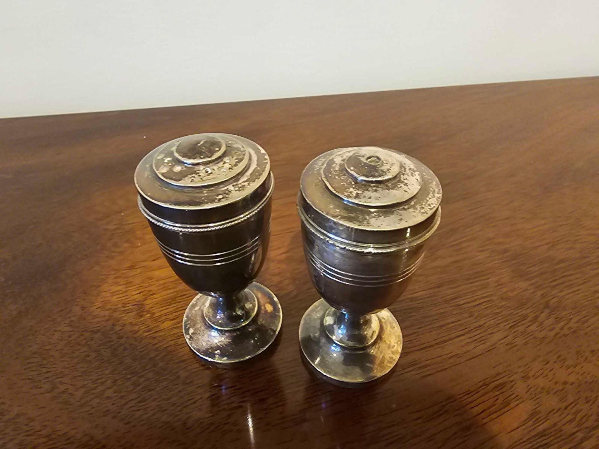 A Pair Of Georgian Style Silverplated Salt And Pepper Pots The Pot Is Urn Shaped With A Reeded - Image 2 of 4