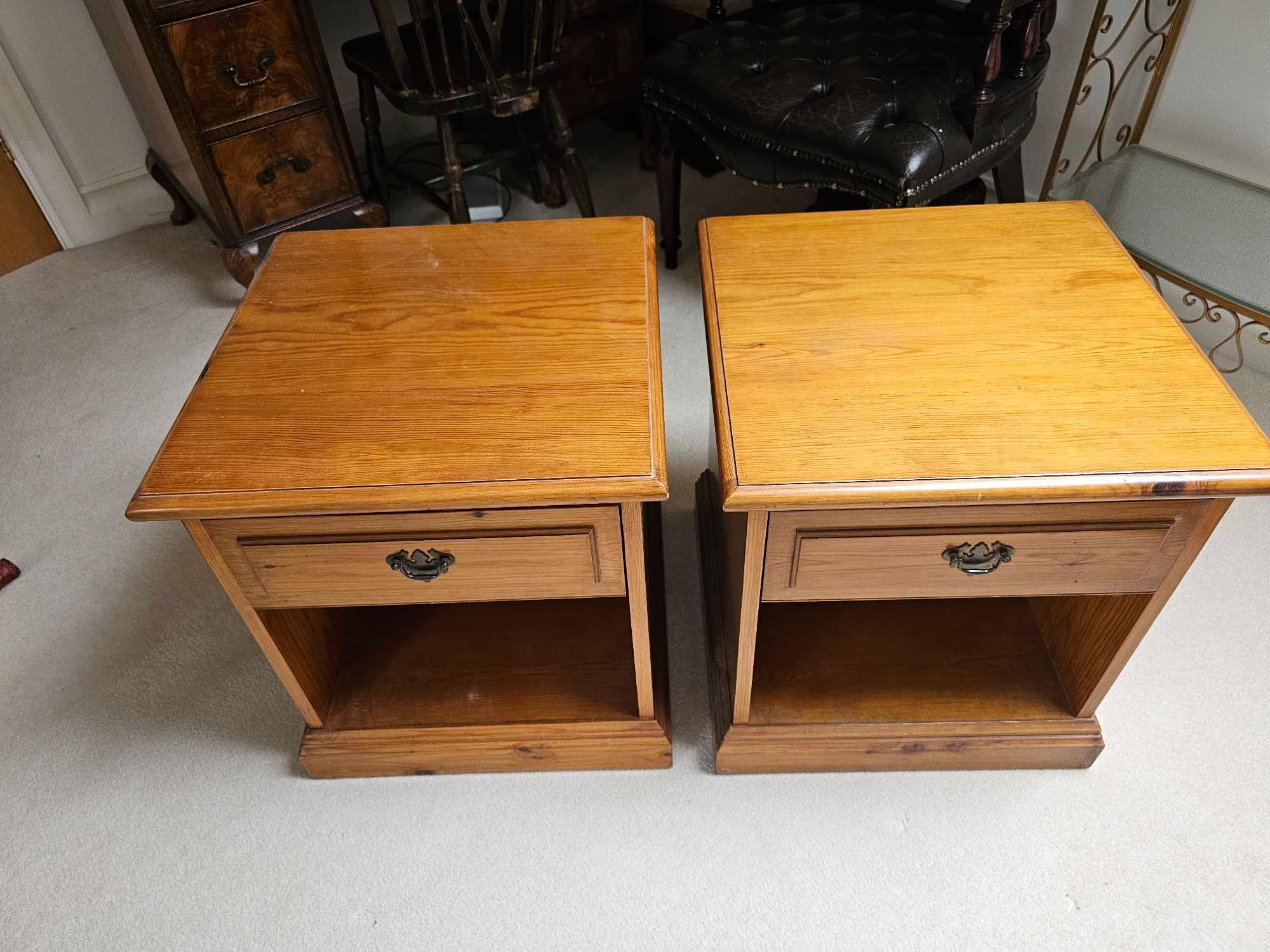 A Pair Of Younger Furniture Single Drawer Bedside Chests In Cherrywood 48 X 47 X 53cm A Younger - Image 3 of 6