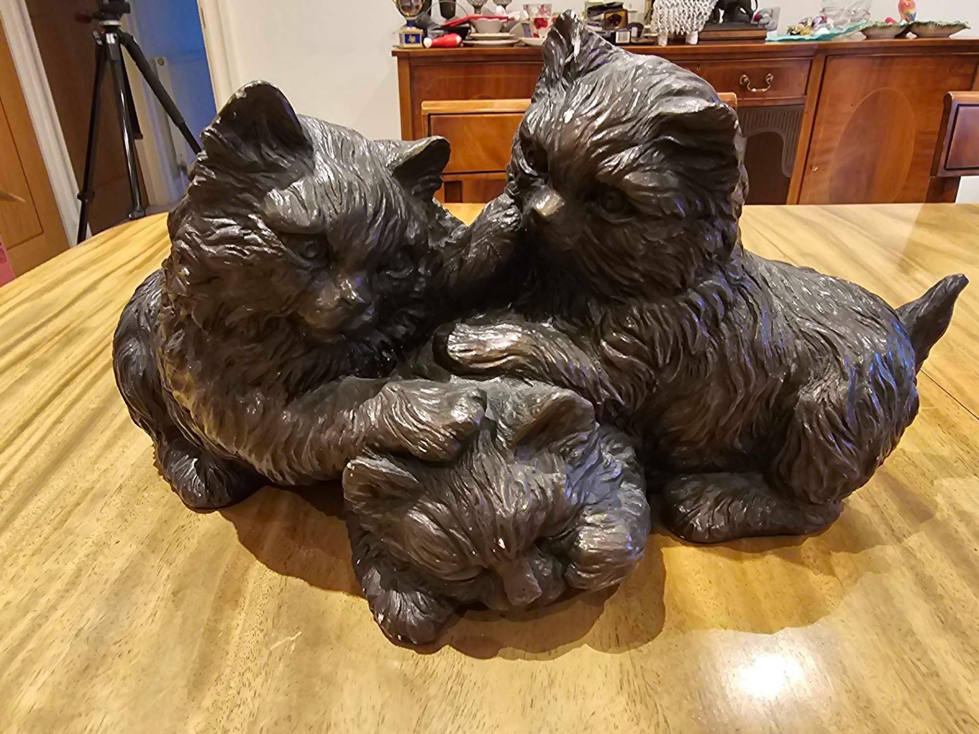 A Resin Figurine Of A Trio Of Kittens - Image 2 of 3