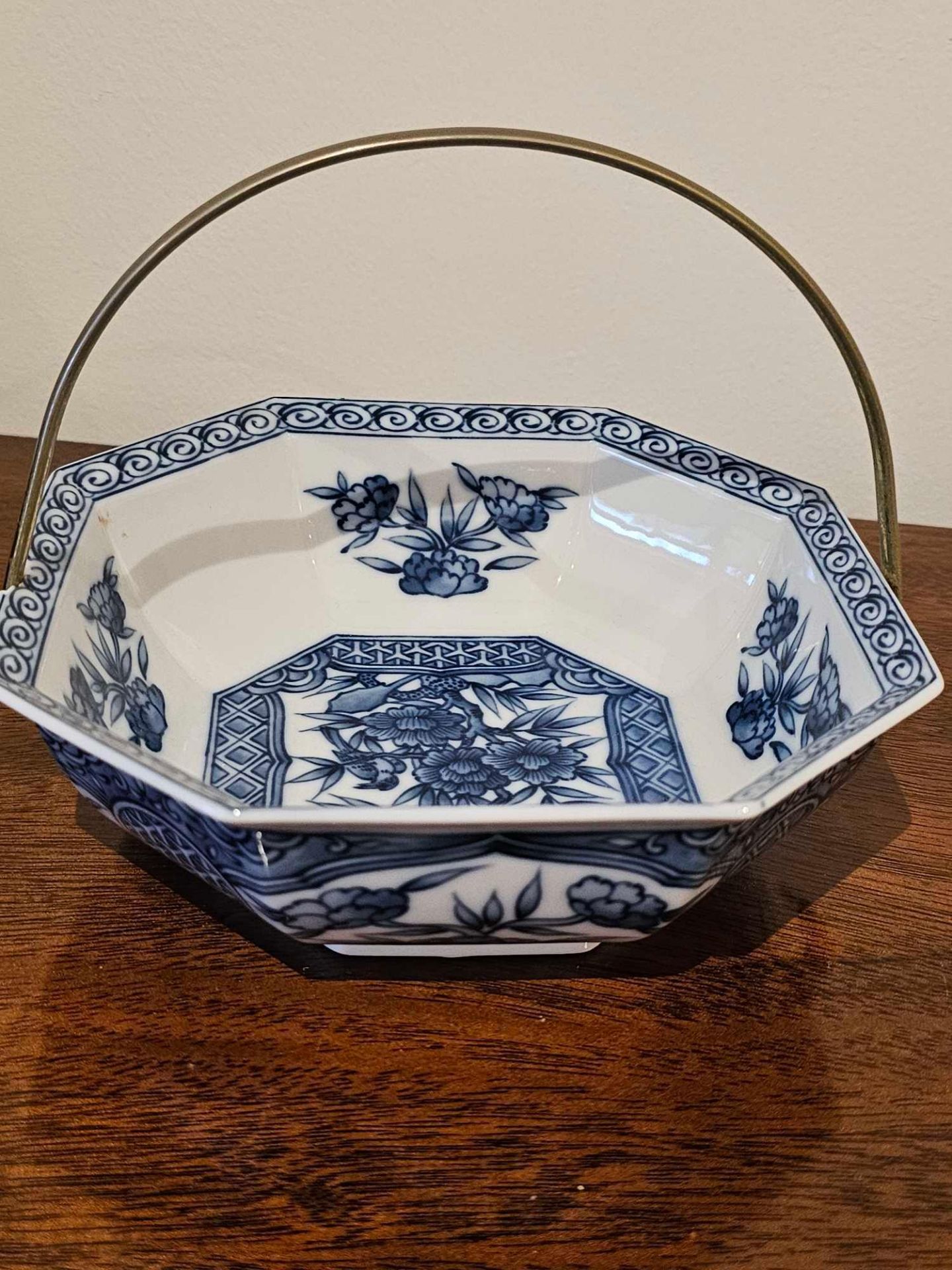 A Blue And White Chinese Export Octagonal Porcelain Bowl With Handle Incised Mark To Base - Image 2 of 4