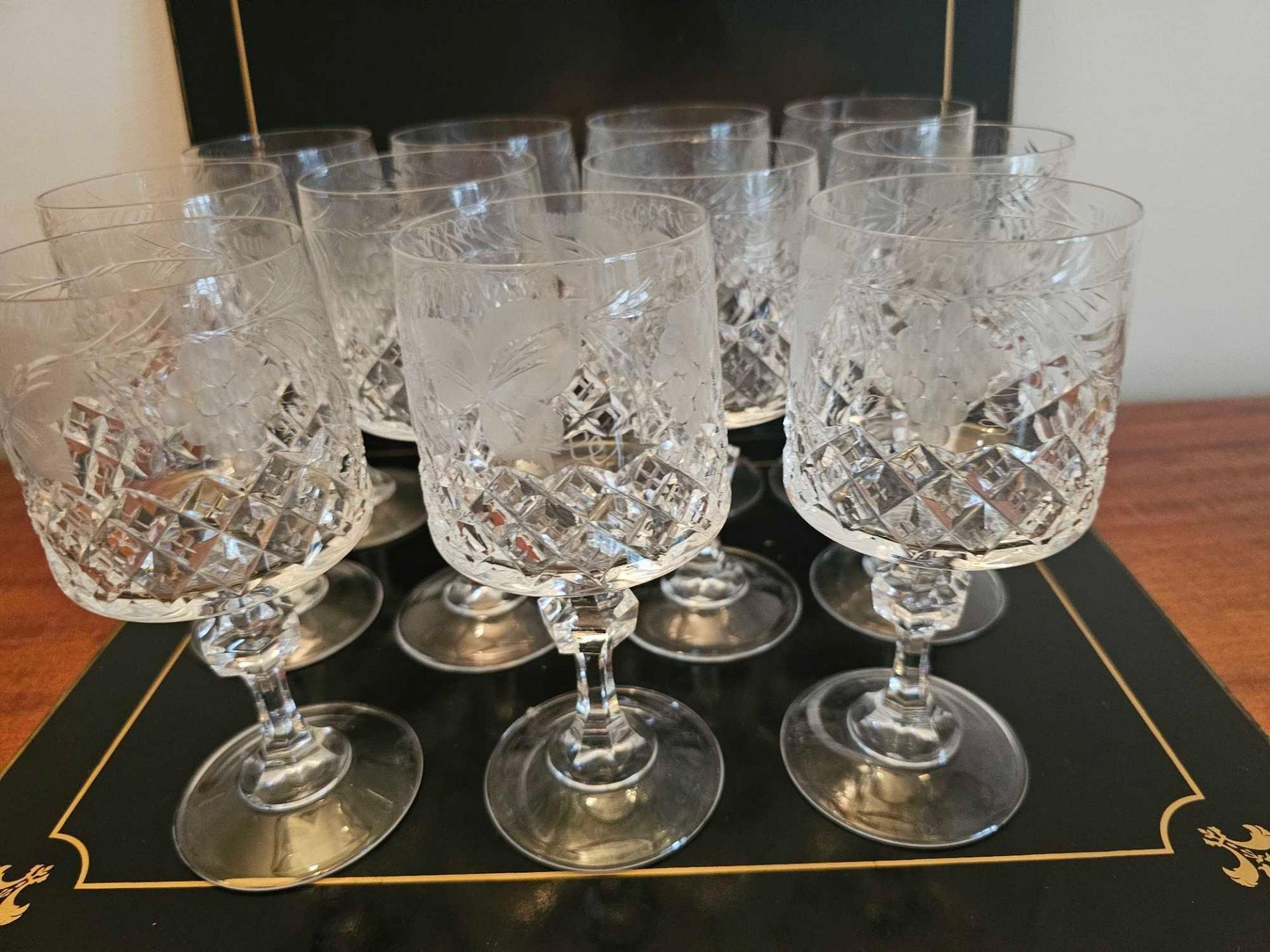A Set Of 11 X Stuart Crystal Water Goblets 16cm - Image 3 of 5