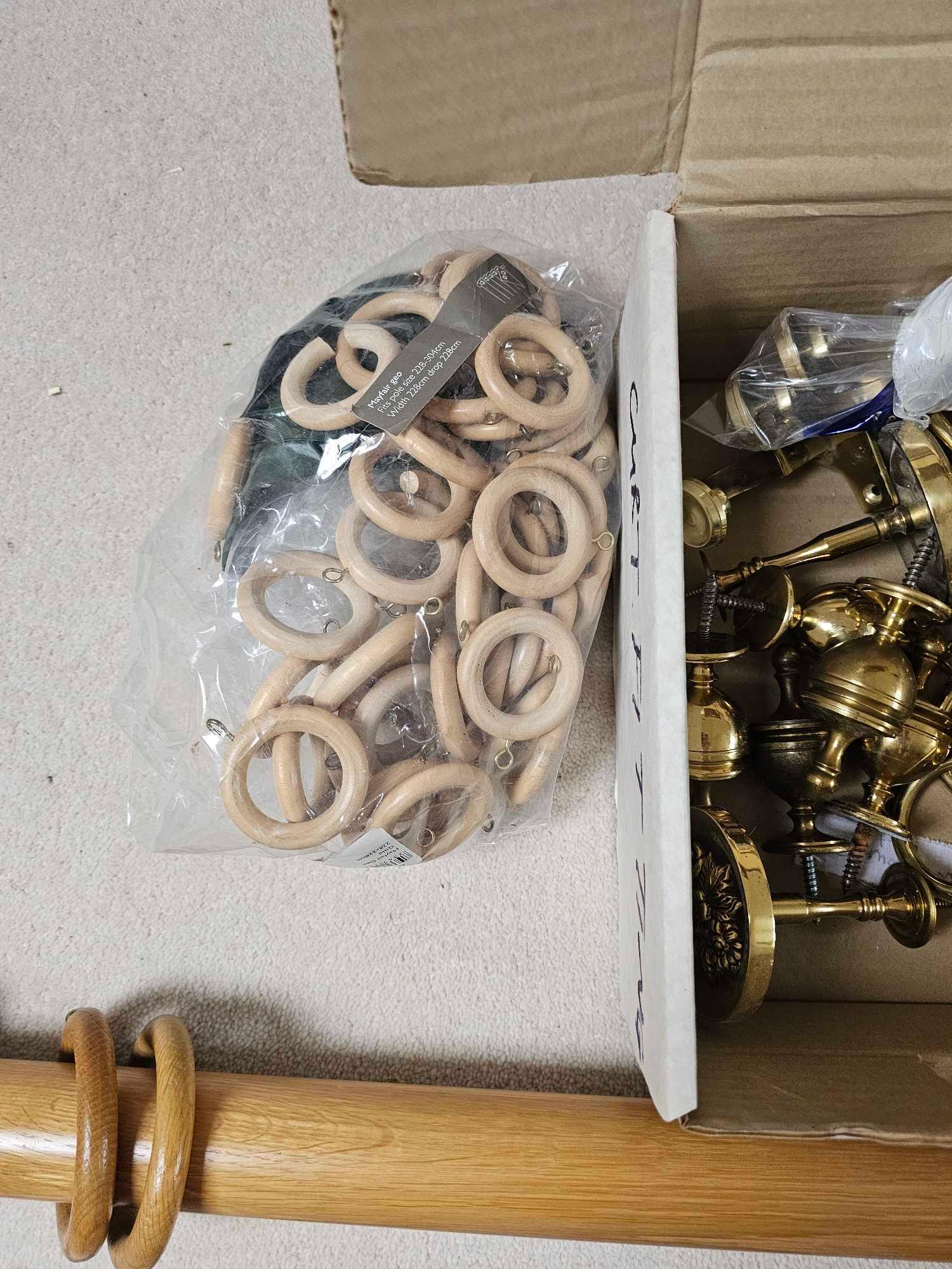 A Quantity Of Various Curtain Fittings Brass And Wood Rings, Finials And A Wooden Drapery Pole As - Bild 4 aus 4