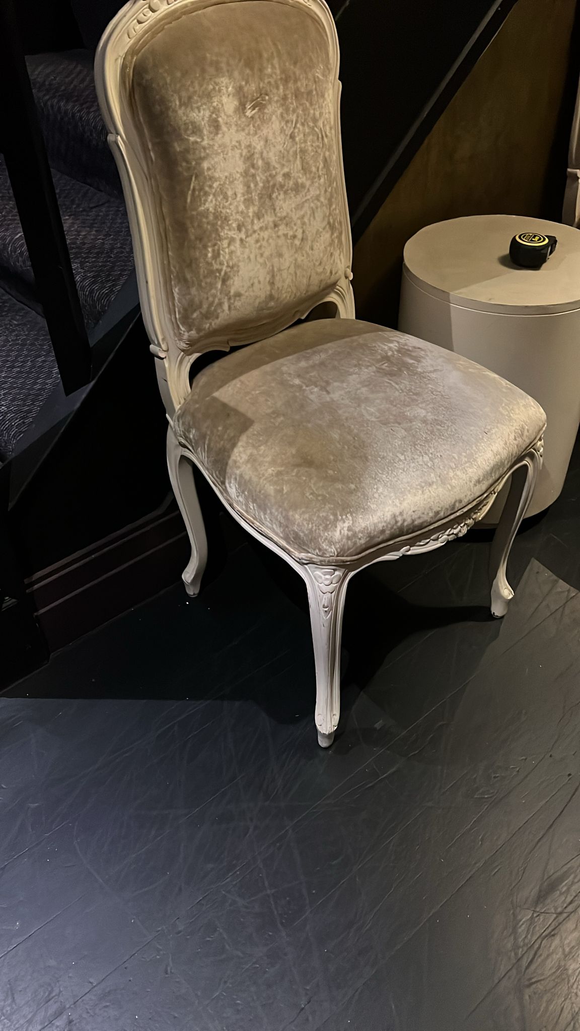 A Pair Of French Rococo Style Chairs With Sculpted Legs And Carved Details. The Seat Pad And - Image 3 of 5