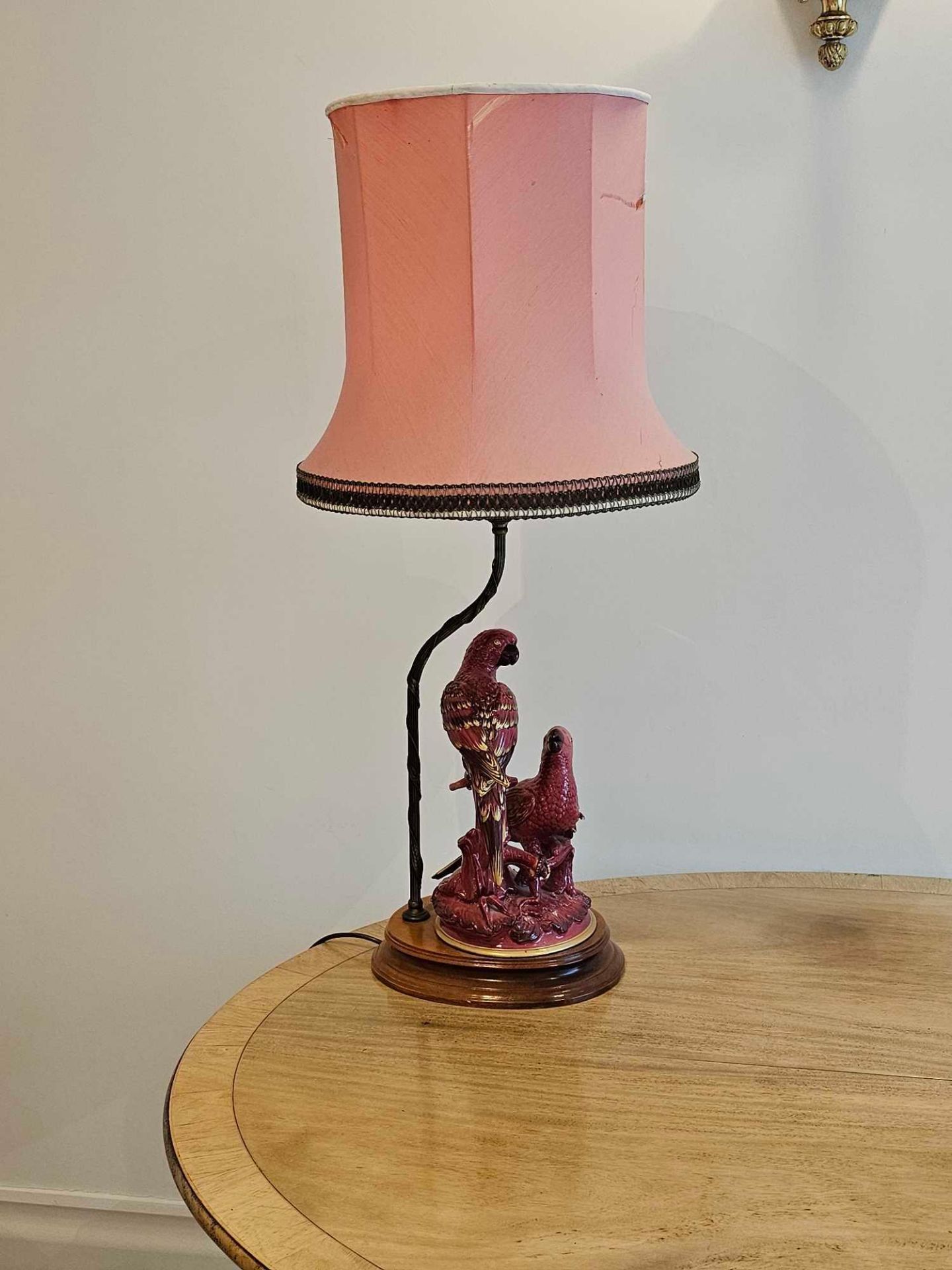 A Vintage Table Lamp Decorated With A Pair Of Painted Ceramic Parrots Sitting Upon A Wooden Base - Bild 2 aus 3