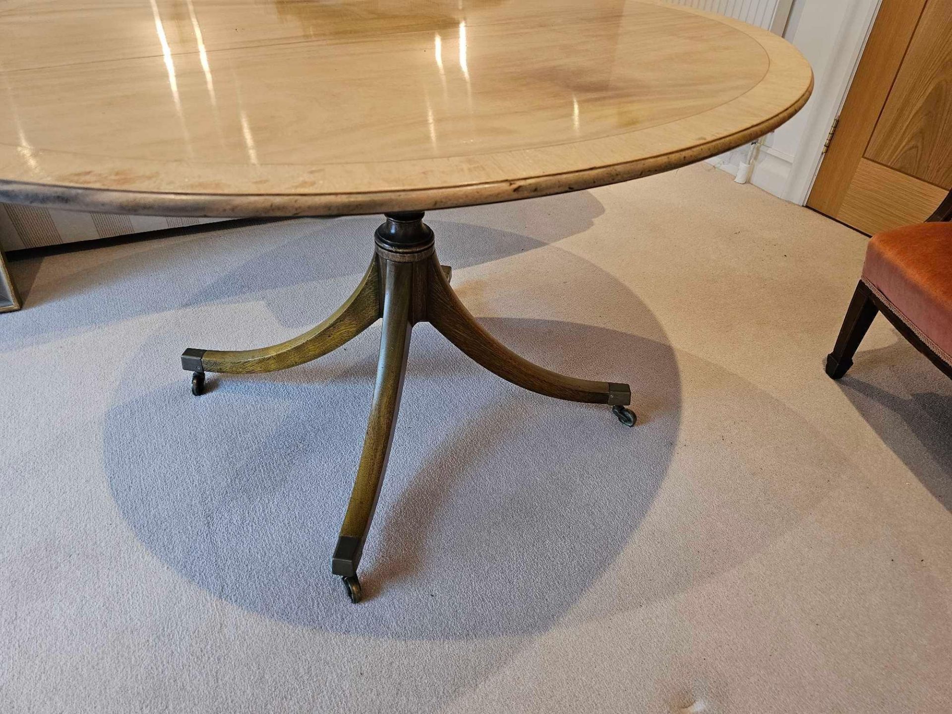 A George III Style Breakfast Table The Crossbanded Top With Moulded Edge Sitting Upon A Turned Shaft - Image 3 of 6