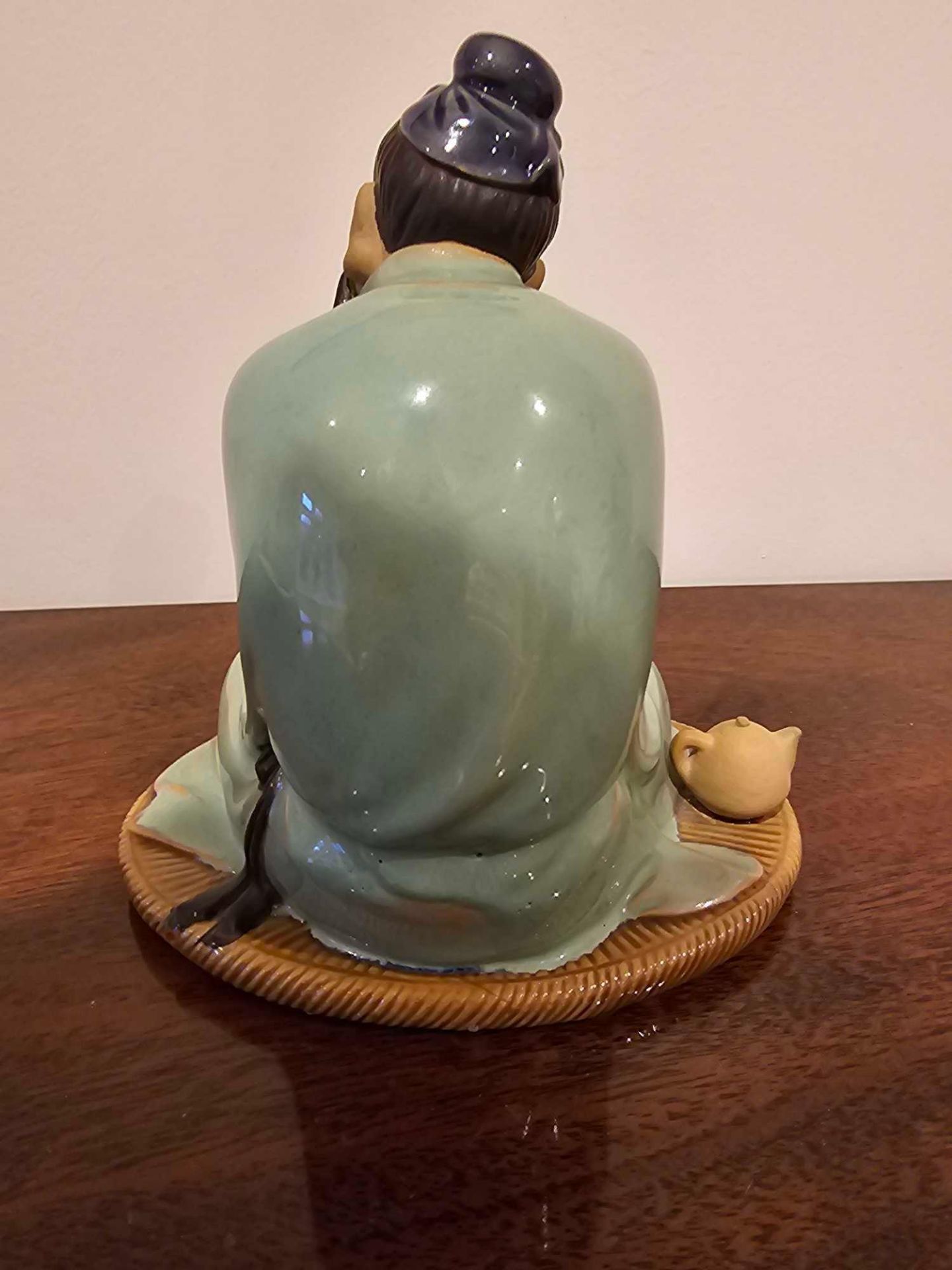A Shiwan Pottery Glazed And Painted Mudman Figurine Drinking Tea 18cm - Bild 4 aus 5