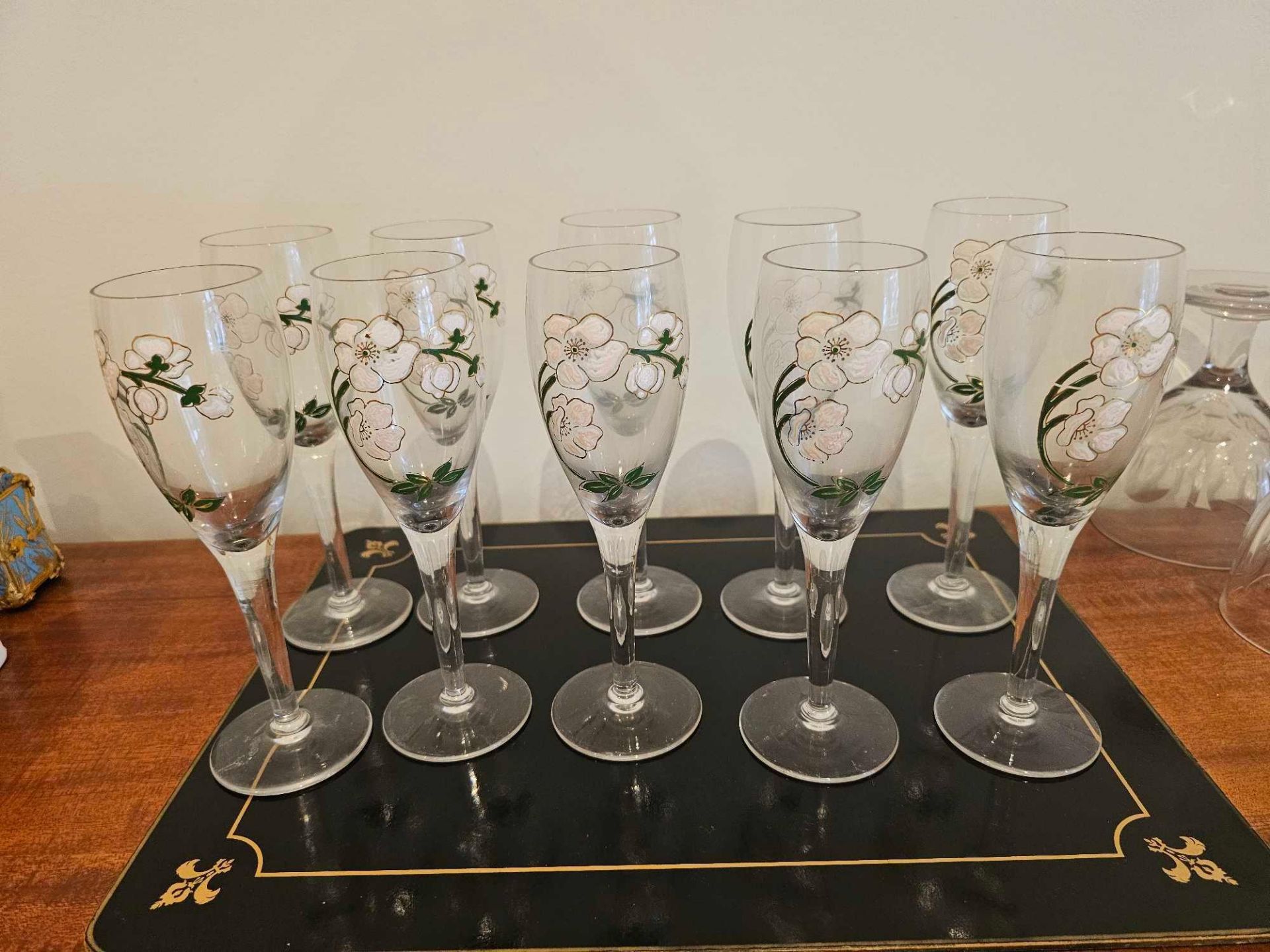 A Set Of 10 Perrier Jouet Champagne Flutes Hand Painted Flower Anemones Flutes 19cm - Image 5 of 5