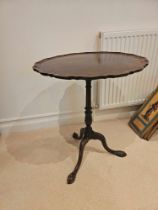 Chippendale Style Mahogany Tilt Top Table A Shaped Pie Crust Edge And Sits On A Well Turned Baluster