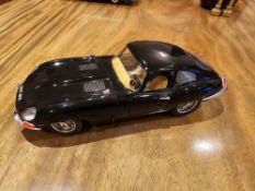 A Burago 1961 Jaguar E Cabriolet Green Die Cast 1:18 Scale Model