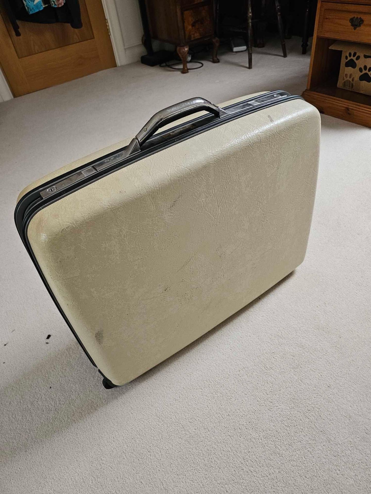 A Vintage 1960s Samsonite Silhouette Hard Shell Luggage Suitcase With Liner Intact - Image 4 of 4