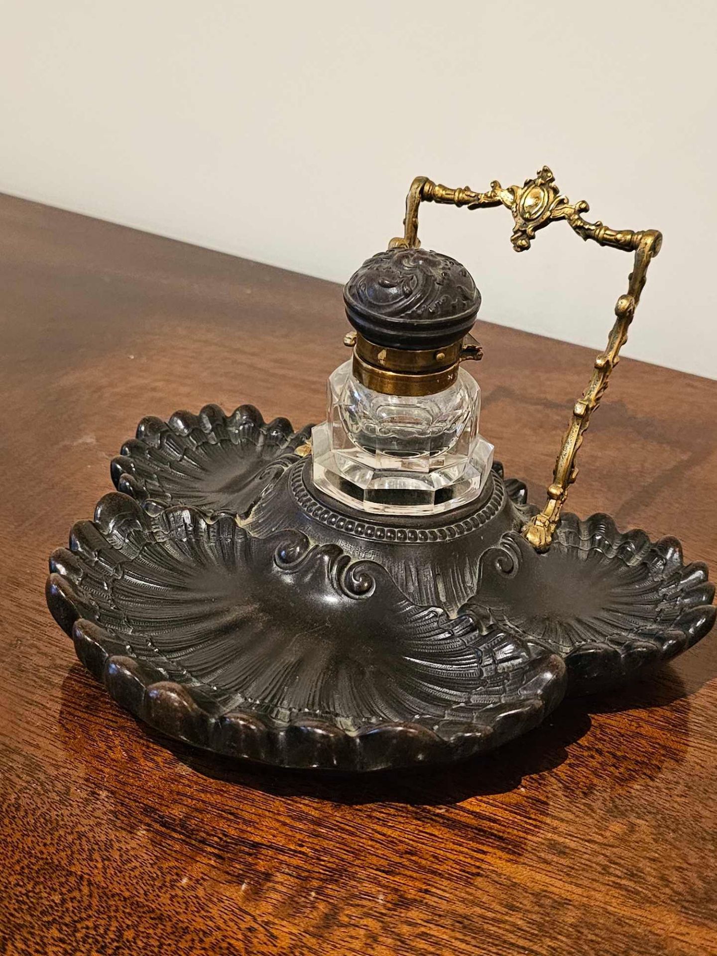 C1860. French Bois Derci Inkwell With Cut Glass Insert And Brass Handle - Image 2 of 4