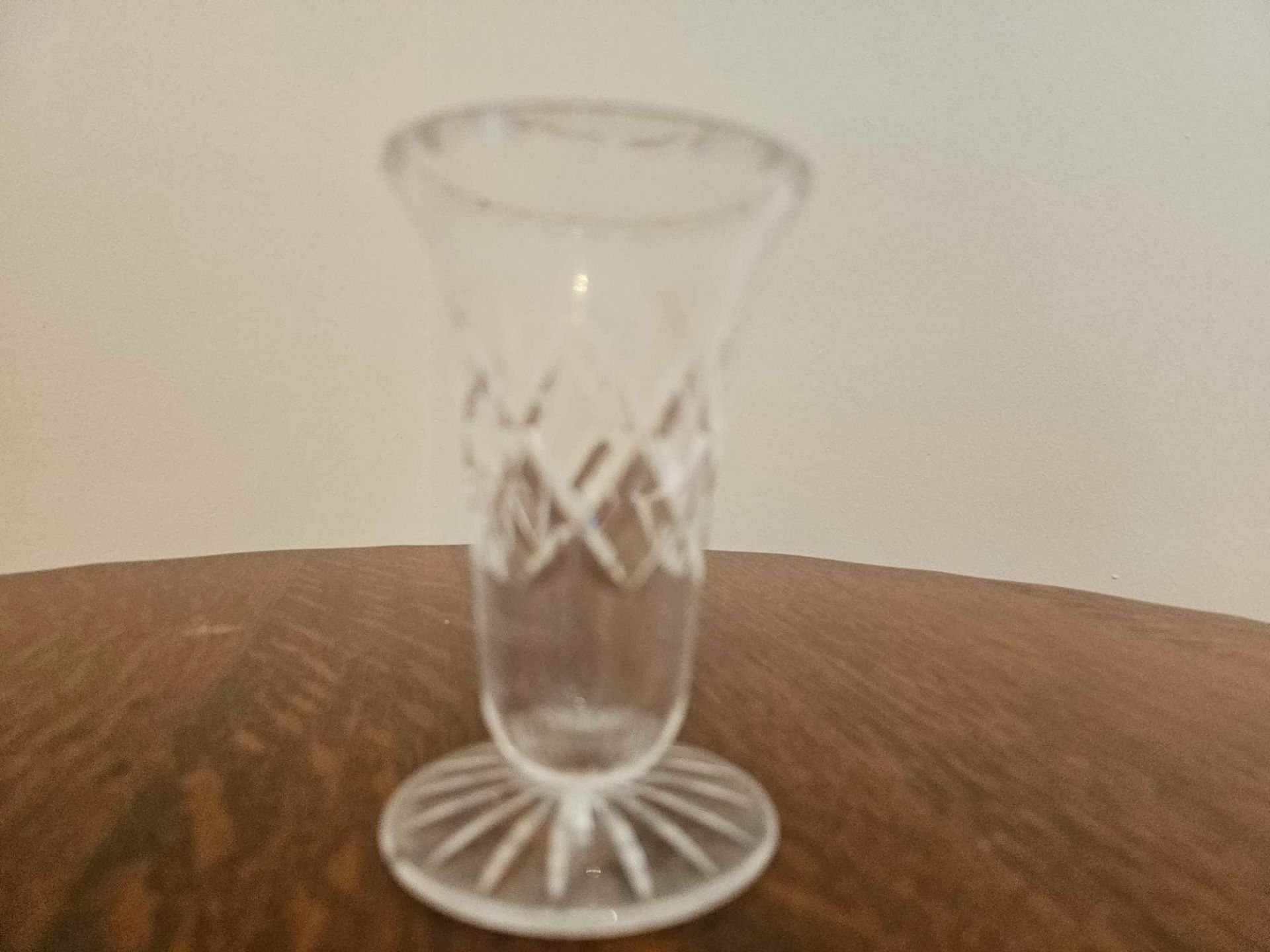 A Crystal Cut Posy Vase 11cm - Image 3 of 5