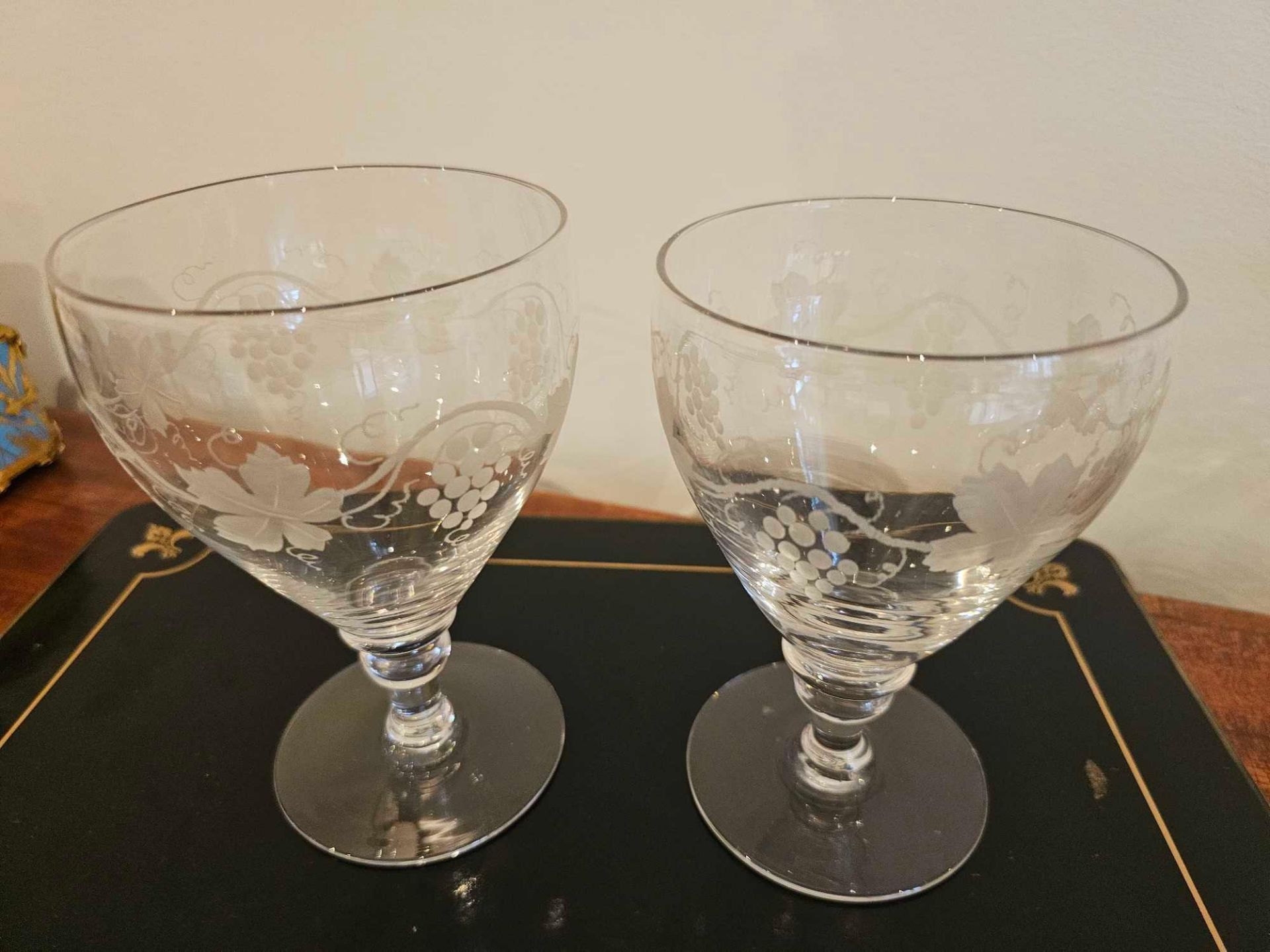 A Set Of 4 X Stuart Crystal Glasses 2 At 12cm 2 X 15cm Tall - Image 5 of 5