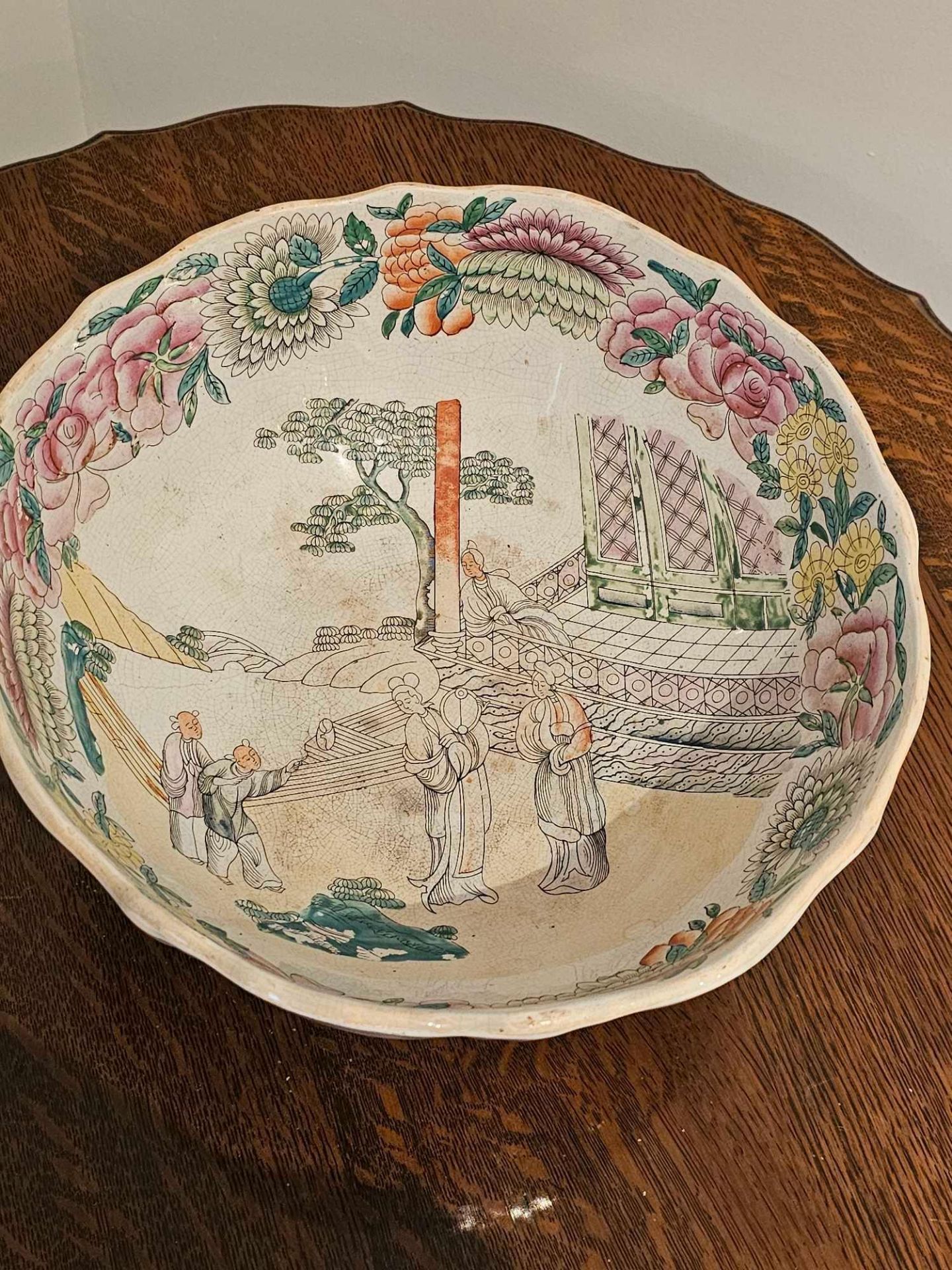 Chinese Painted Footed Bowl Decorated In Colours Outside And In Antique Style With Figures - Image 4 of 7