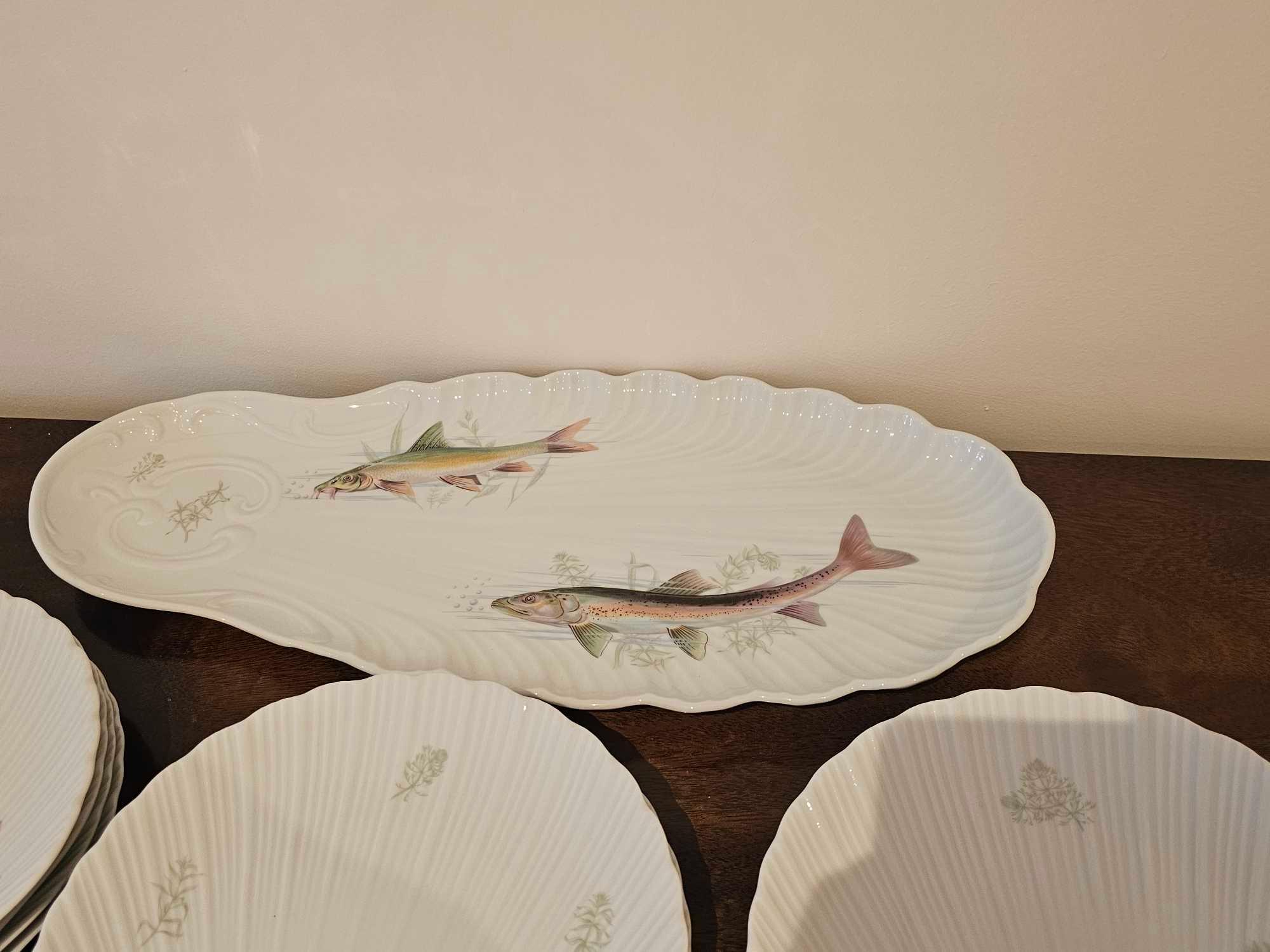 A Porcelaine De Sologne France A Set Of 12 X Scalloped Fish Plates And A Platter 55 X 24cm - Image 2 of 6