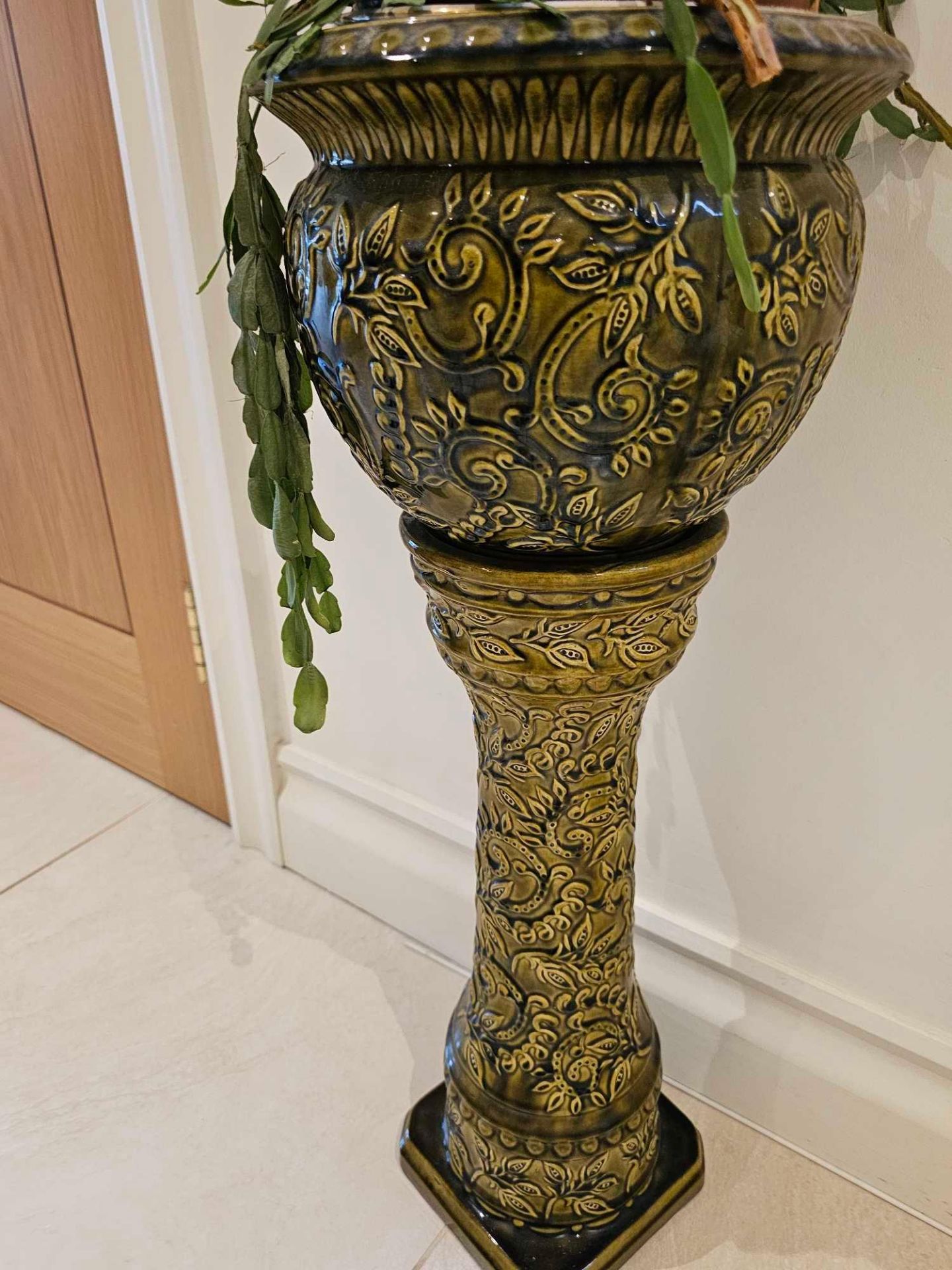 An Edwardian Majolica JardiniÃ¨re And Pedestal Stand Glazed With Foliate Motifs In Relief 28 X 72cm - Image 3 of 3