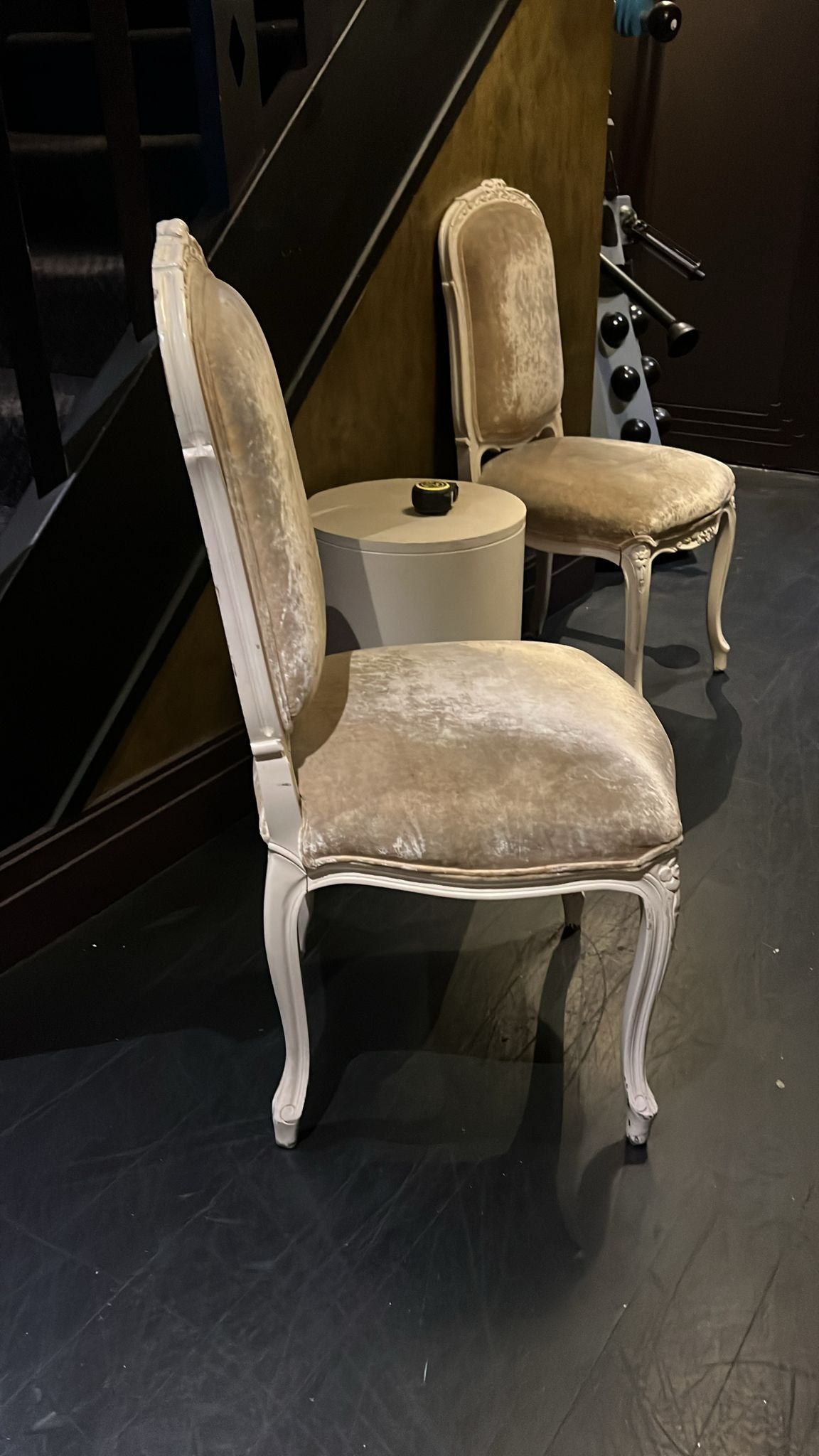 A Pair Of French Rococo Style Chairs With Sculpted Legs And Carved Details. The Seat Pad And - Image 2 of 5