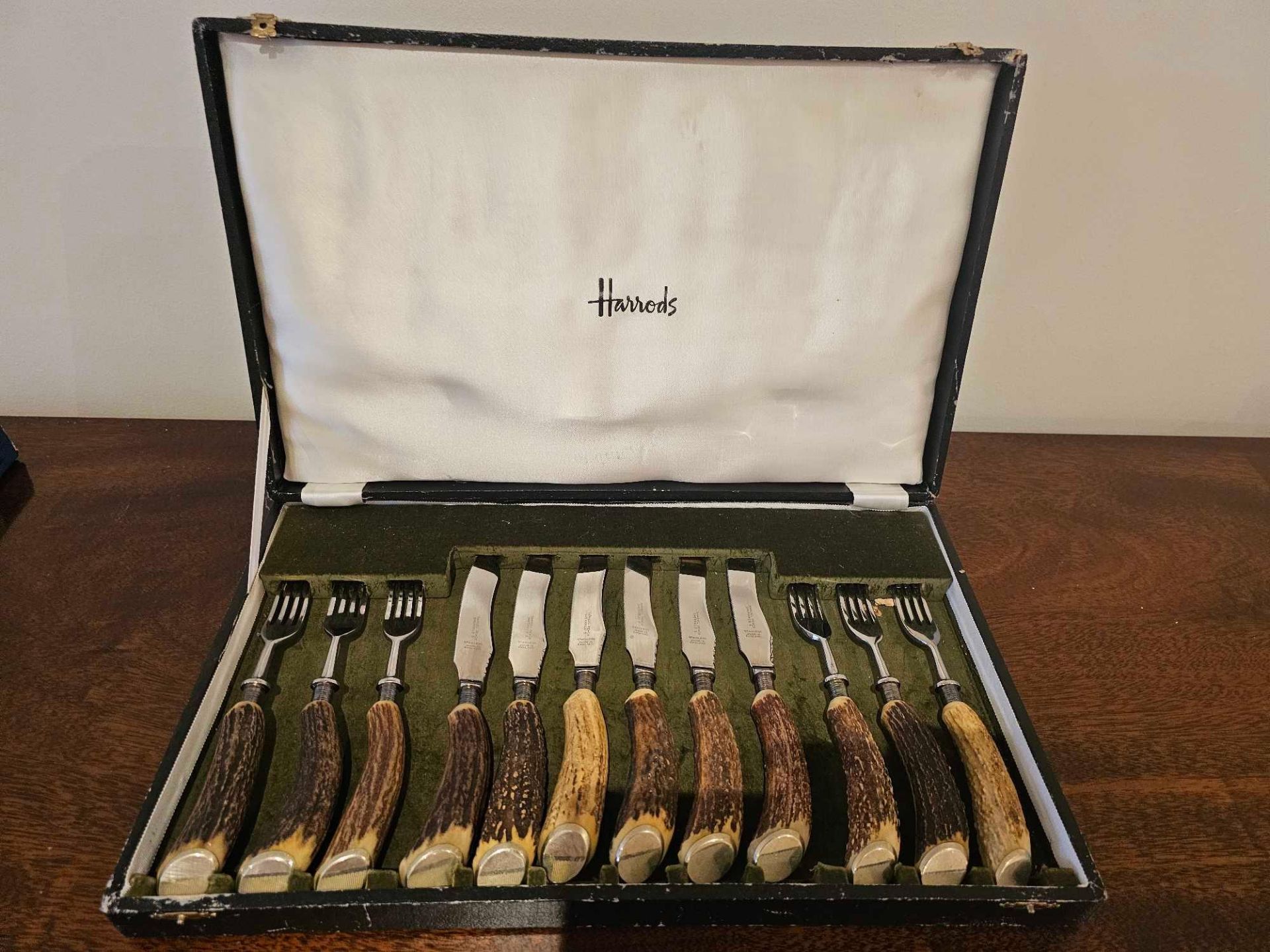 Samuel Peace Sheffield For Harrods Cased Steak Carving Set Of Six Knives And Forks Stainless Steel - Image 2 of 4