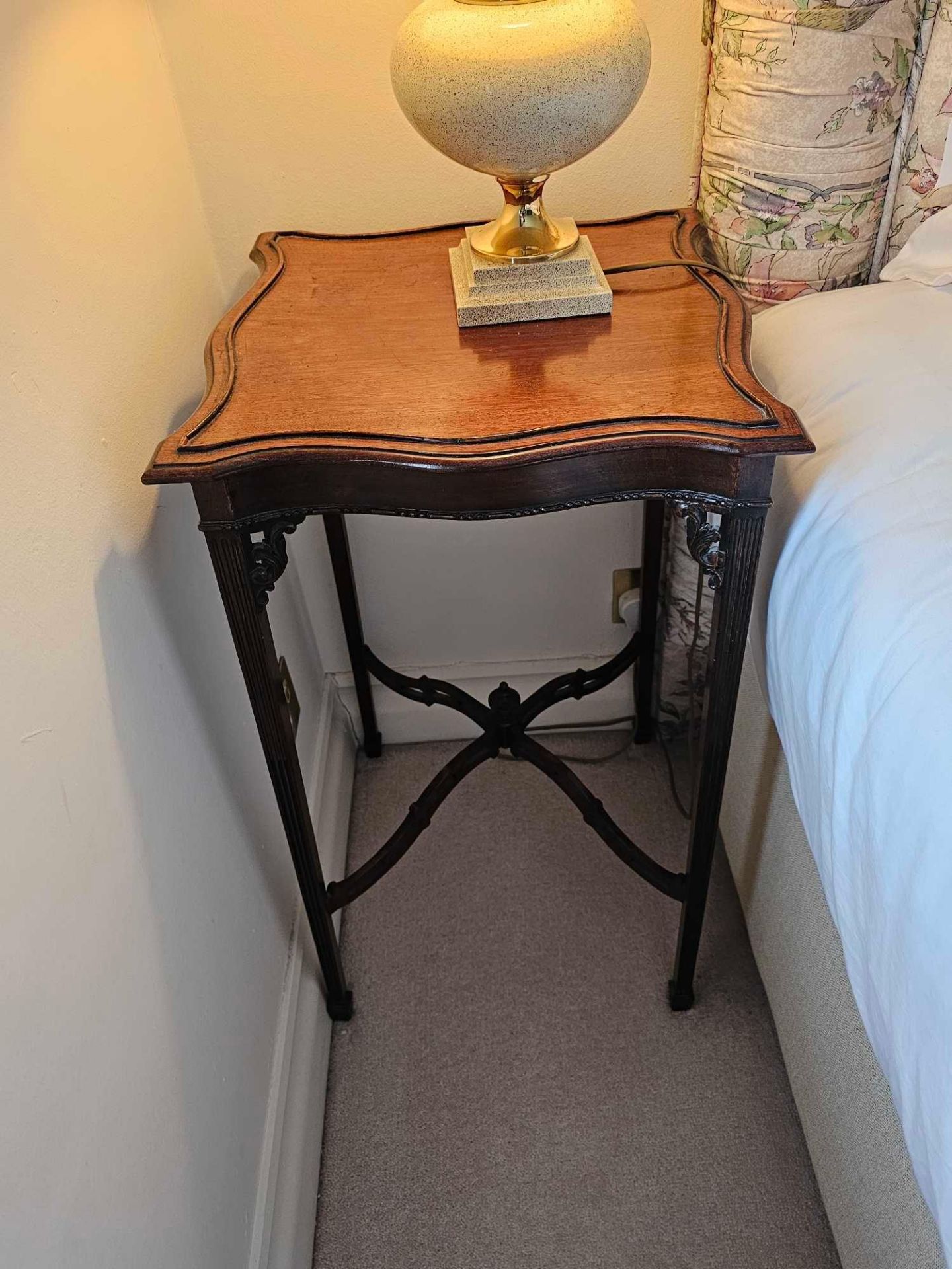A George III Style Mahogany End Table The Serpentine Sided Top On Slender Fluted Square Legs - Image 3 of 4