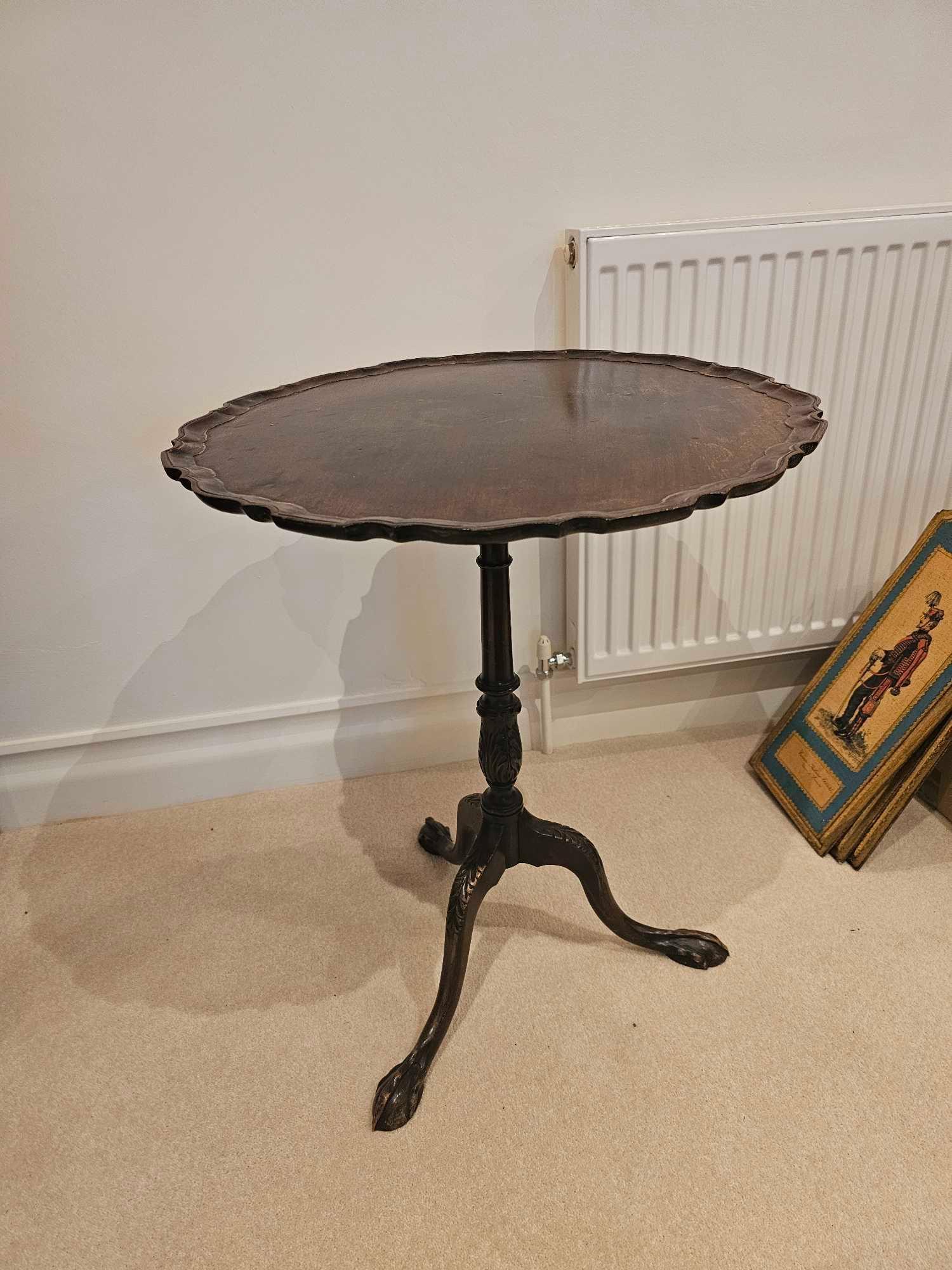 Chippendale Style Mahogany Tilt Top Table A Shaped Pie Crust Edge And Sits On A Well Turned Baluster - Image 4 of 7