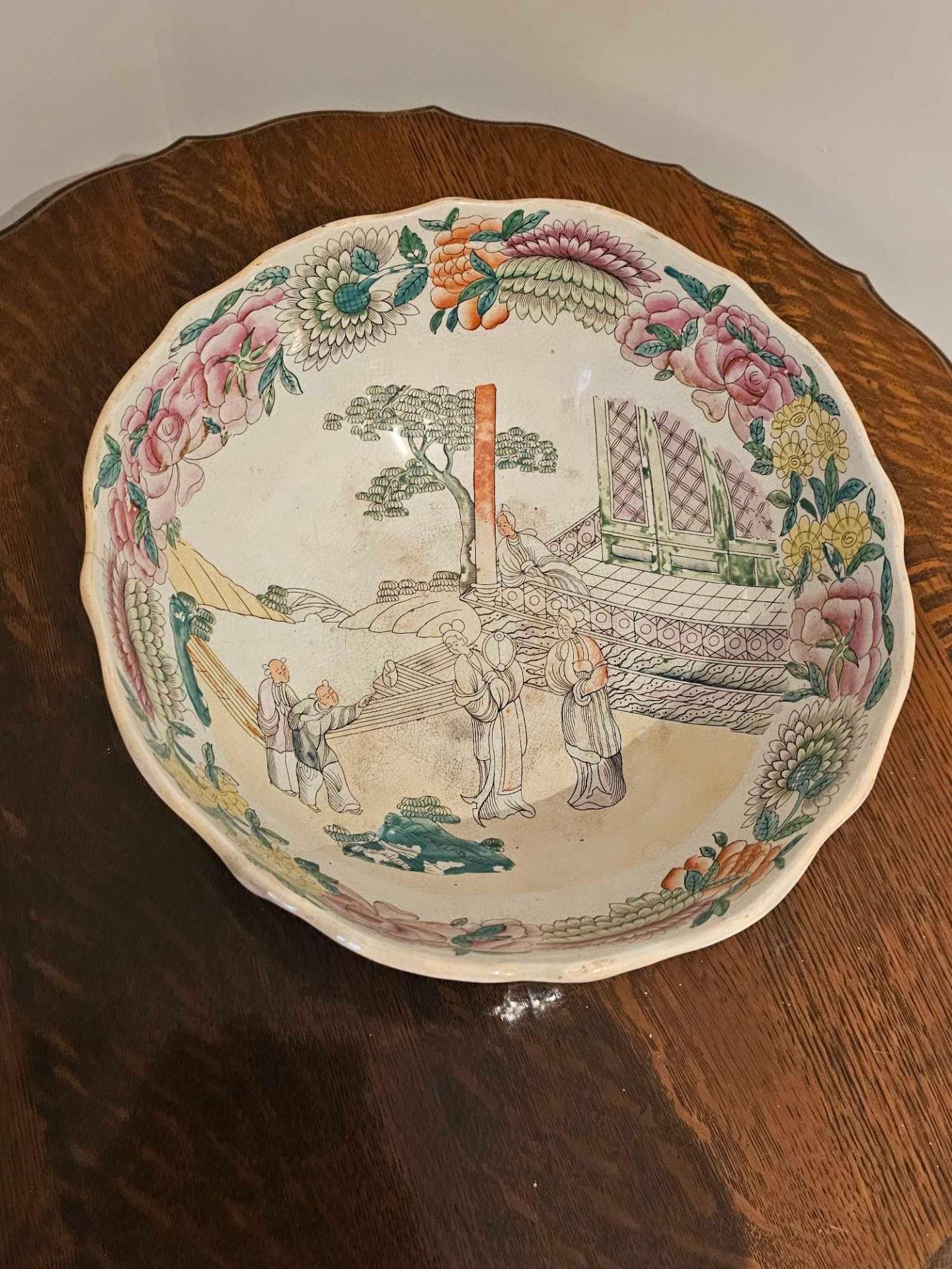 Chinese Painted Footed Bowl Decorated In Colours Outside And In Antique Style With Figures - Image 6 of 7