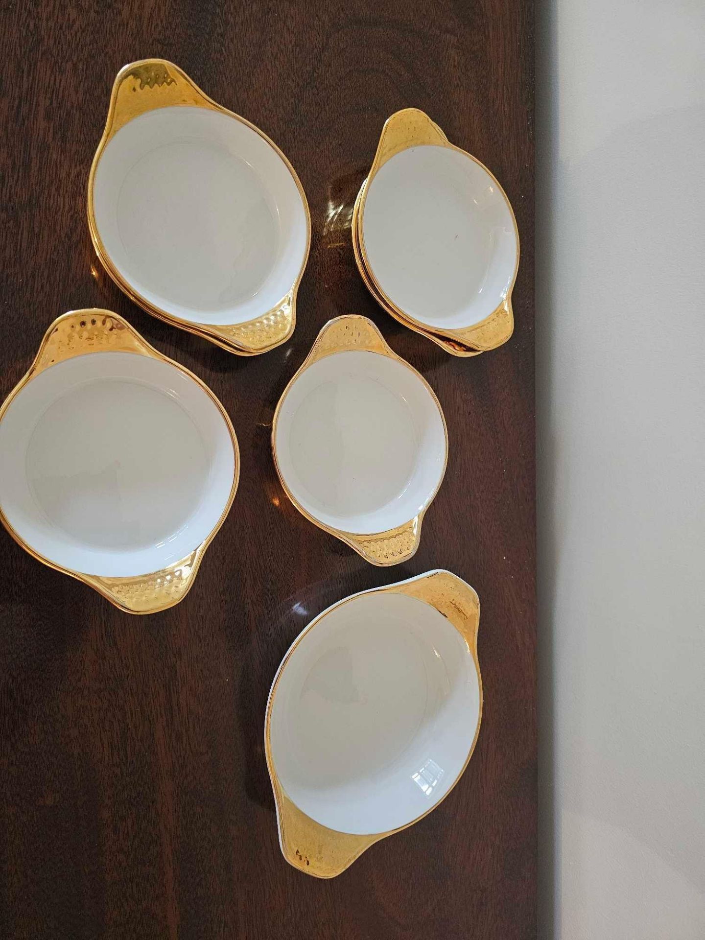 Royal Worcester A Set Of 8 Gold Gilded And White Lugged Rim Oven To Tableware Porcelain Dishes