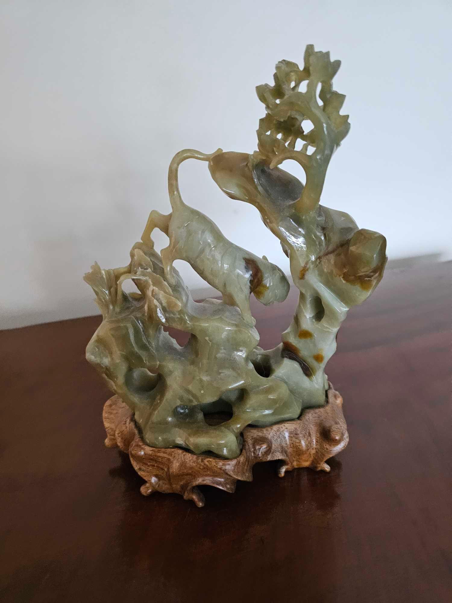A Bowenite Or Nephrite (Serpentine) Which Is Often Called "New Jade" Figure Of A Tiger Beside A - Bild 4 aus 4