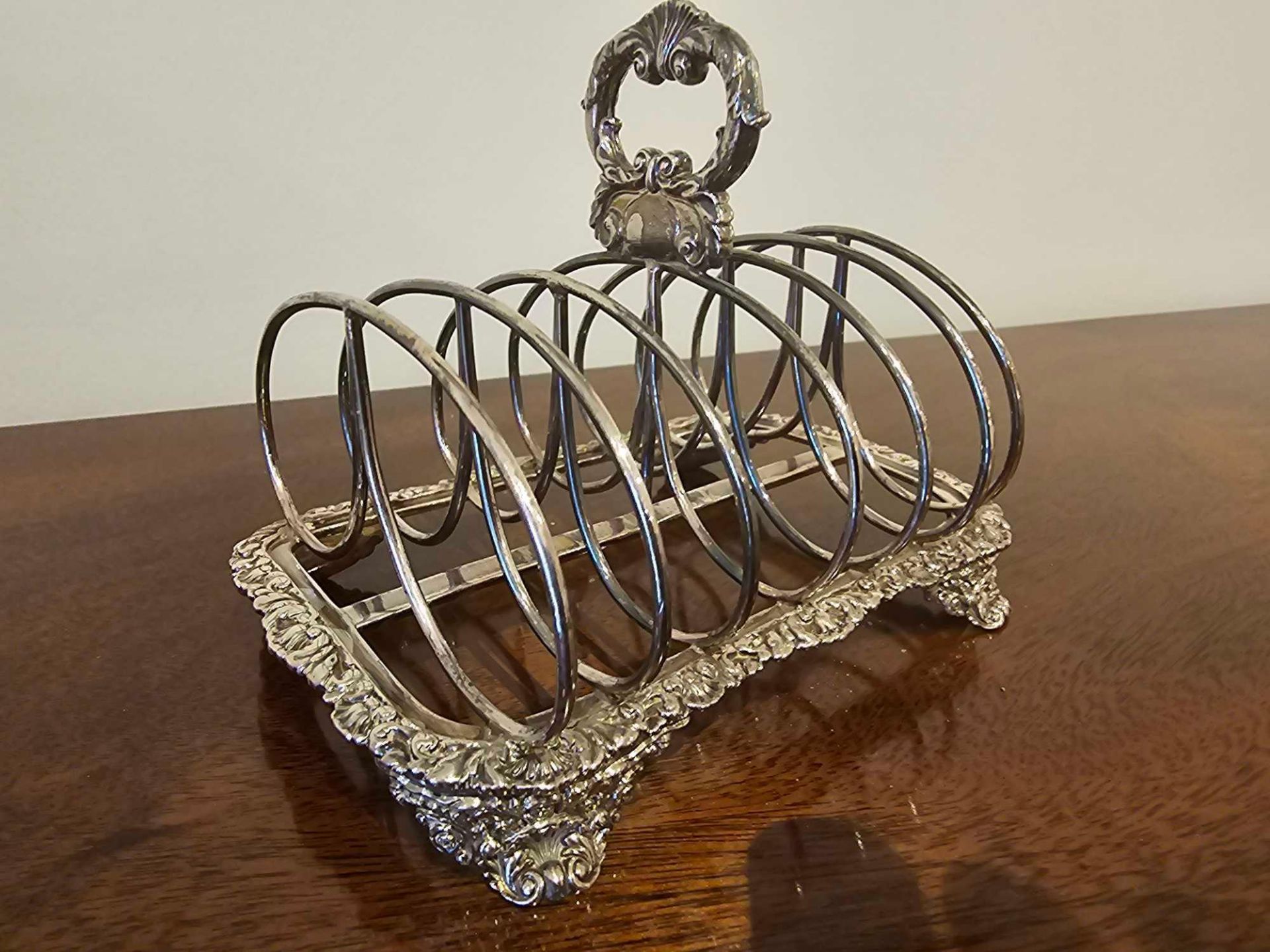 A George IV Style Silver Toast Rack 7 Bar With Rocaille Oval Handle And Border On Similar Bracket - Image 2 of 3