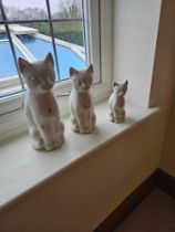 A Set Of 3 X Porcelain Figurines Of Cats 28, 23 And 17cm Respectively