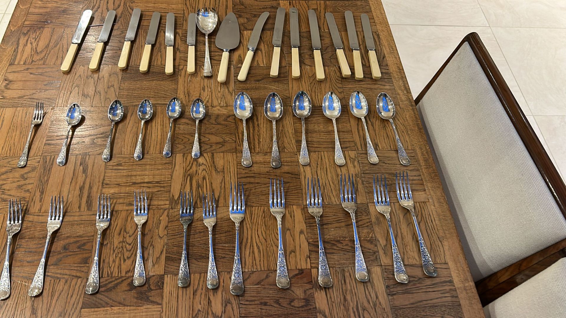 A set of 12 x Vintage Henry Hobson & Sons Express Table Knives - Firth Stainless Flatware, 1930s. - Image 3 of 5