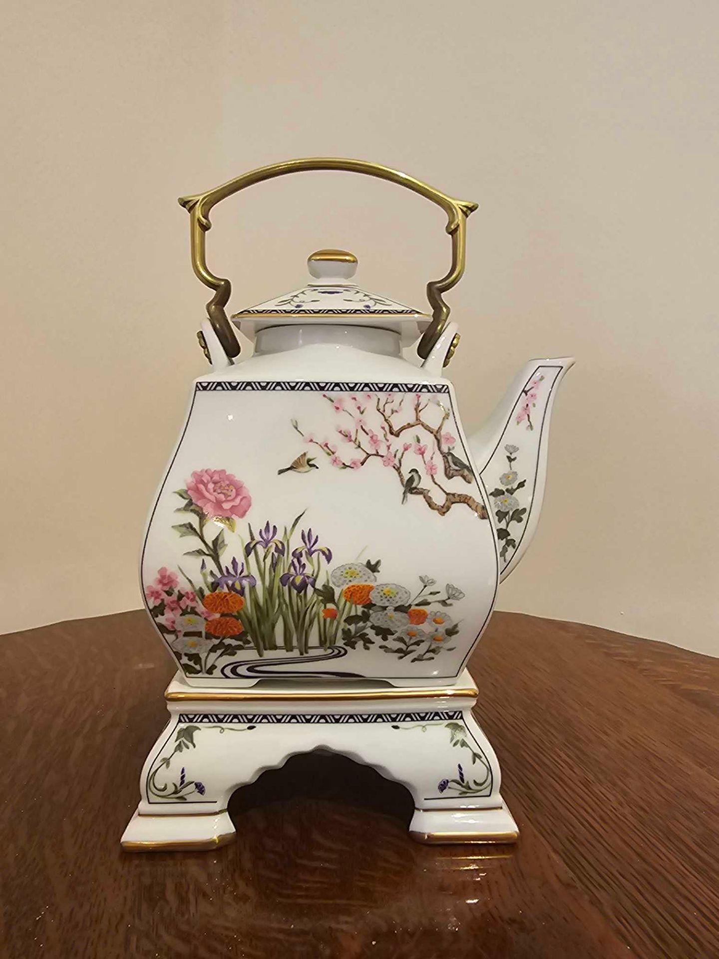 Naoka Nobata For Franklin Porcelain "Birds & Flowers Of The Orient" Porcelain Teapot Hand painted - Image 3 of 7