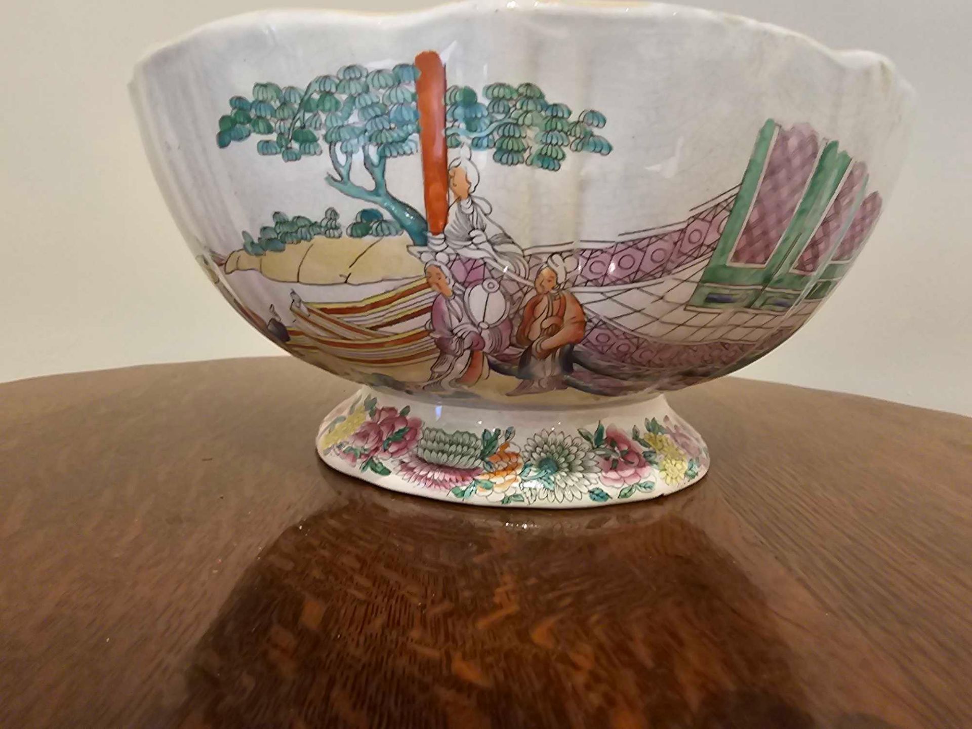Chinese Painted Footed Bowl Decorated In Colours Outside And In Antique Style With Figures - Image 2 of 7