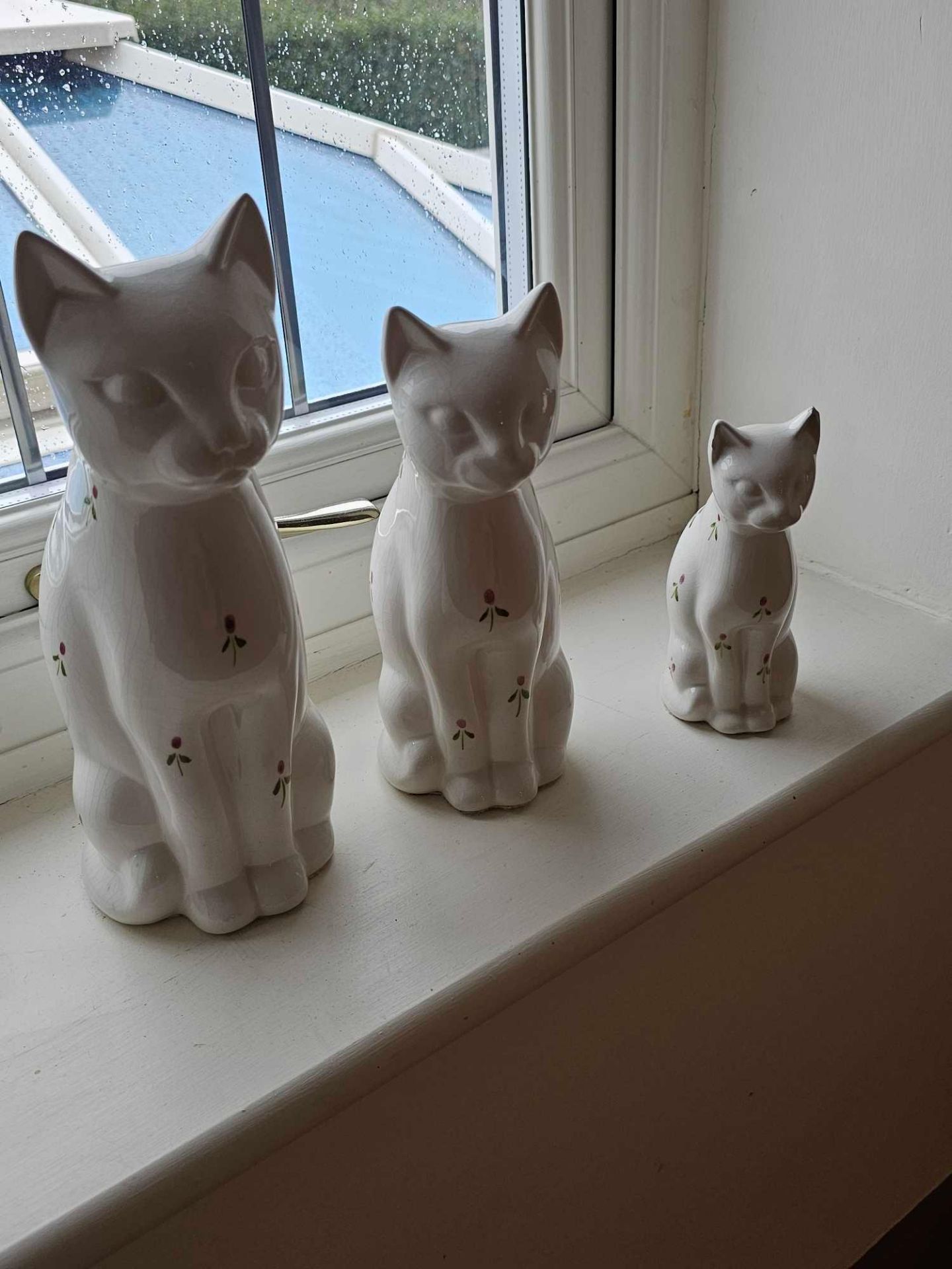 A Set Of 3 X Porcelain Figurines Of Cats 28, 23 And 17cm Respectively - Image 2 of 3