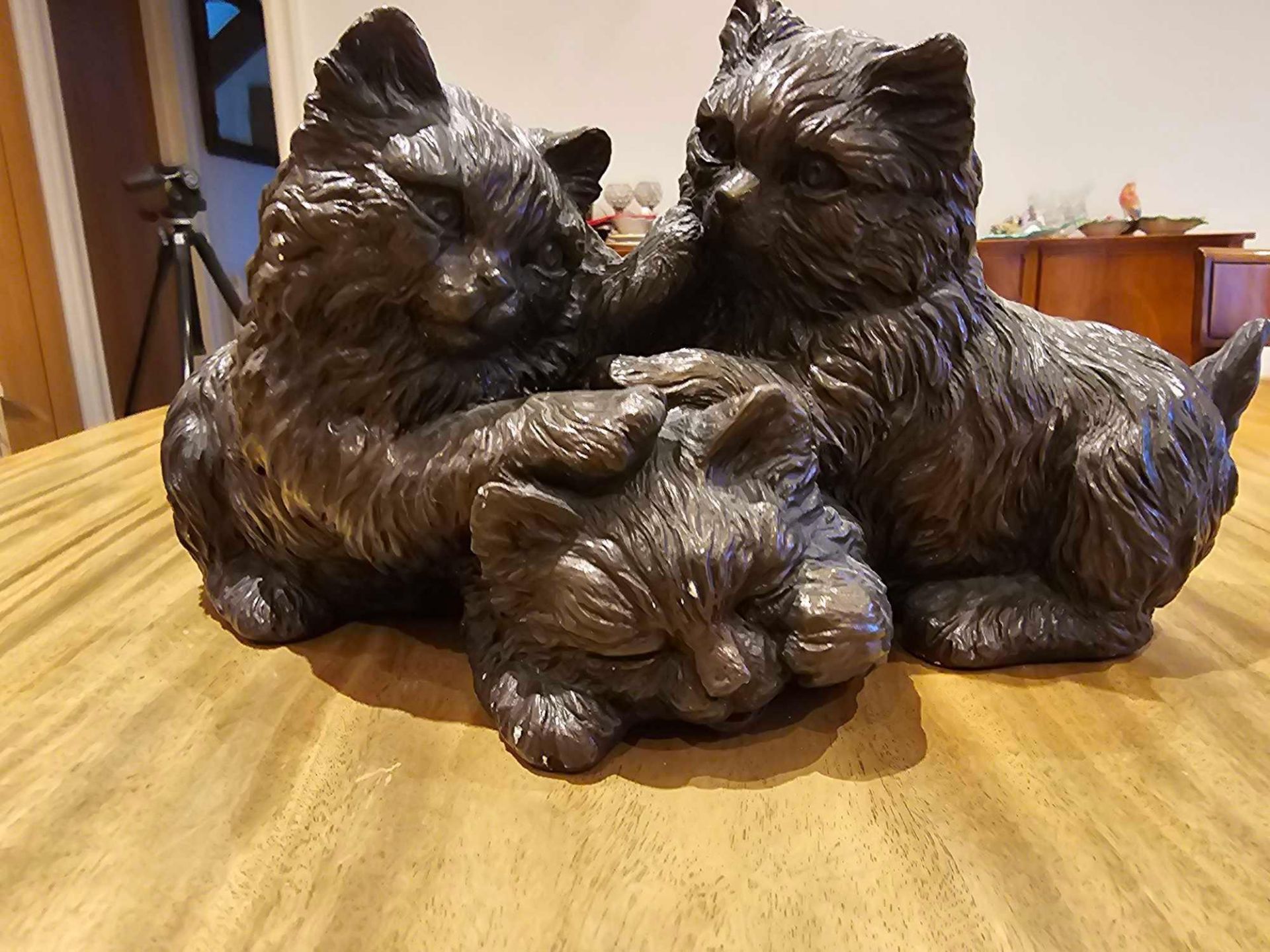 A Resin Figurine Of A Trio Of Kittens - Image 3 of 3