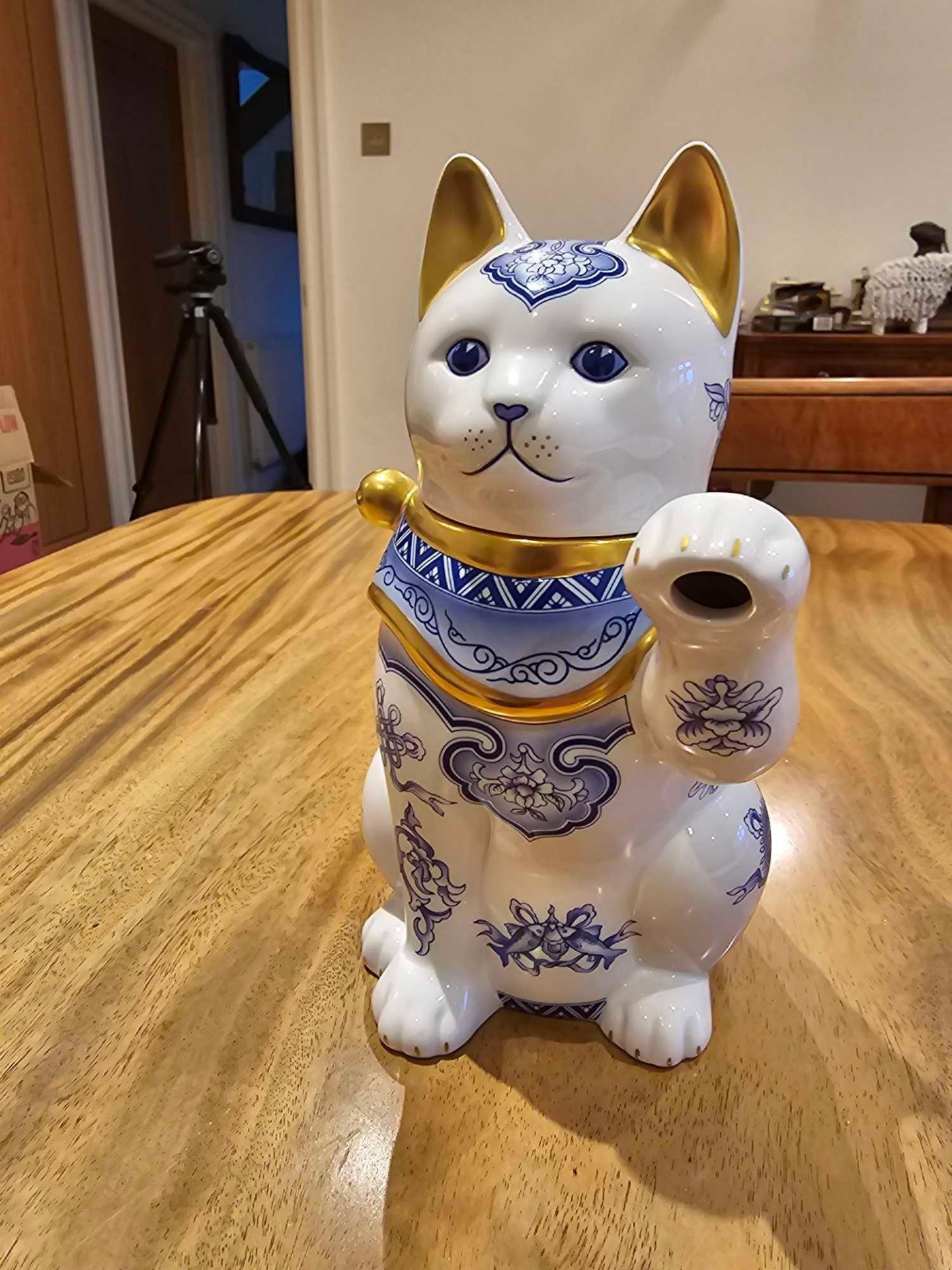 Porcelain Figurine The Cat Of Good Fortune Jui Goaling