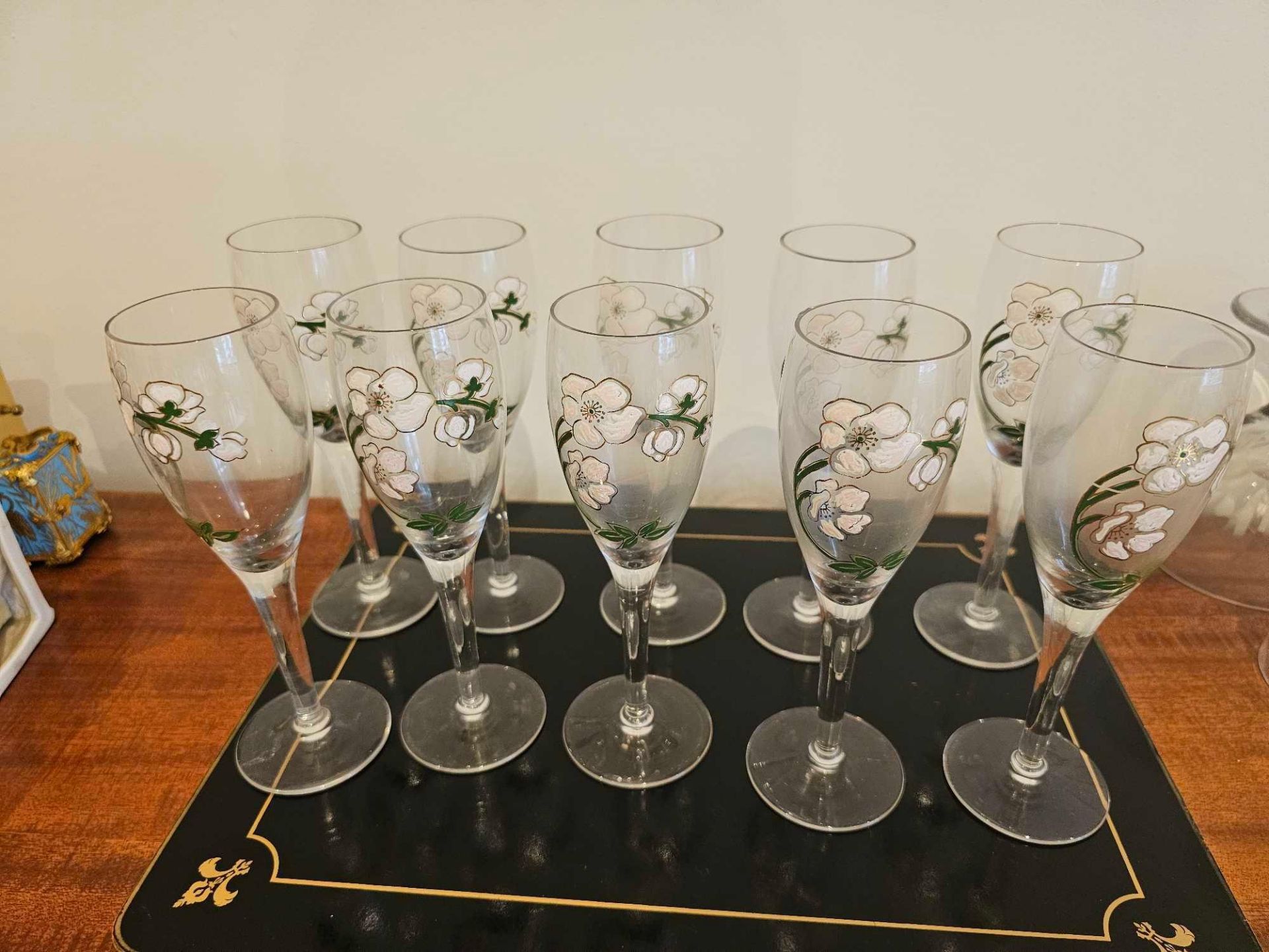 A Set Of 10 Perrier Jouet Champagne Flutes Hand Painted Flower Anemones Flutes 19cm - Image 3 of 5