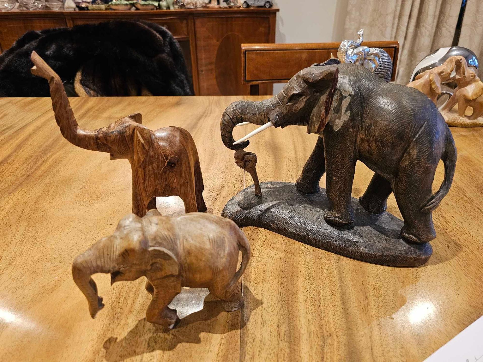 A Collection Of 3 X Various Wood Elephant Figurines As Per Photograph - Bild 2 aus 3