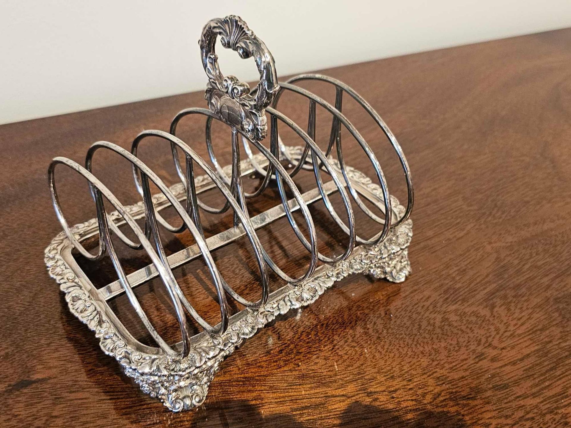 A George IV Style Silver Toast Rack 7 Bar With Rocaille Oval Handle And Border On Similar Bracket - Image 3 of 3