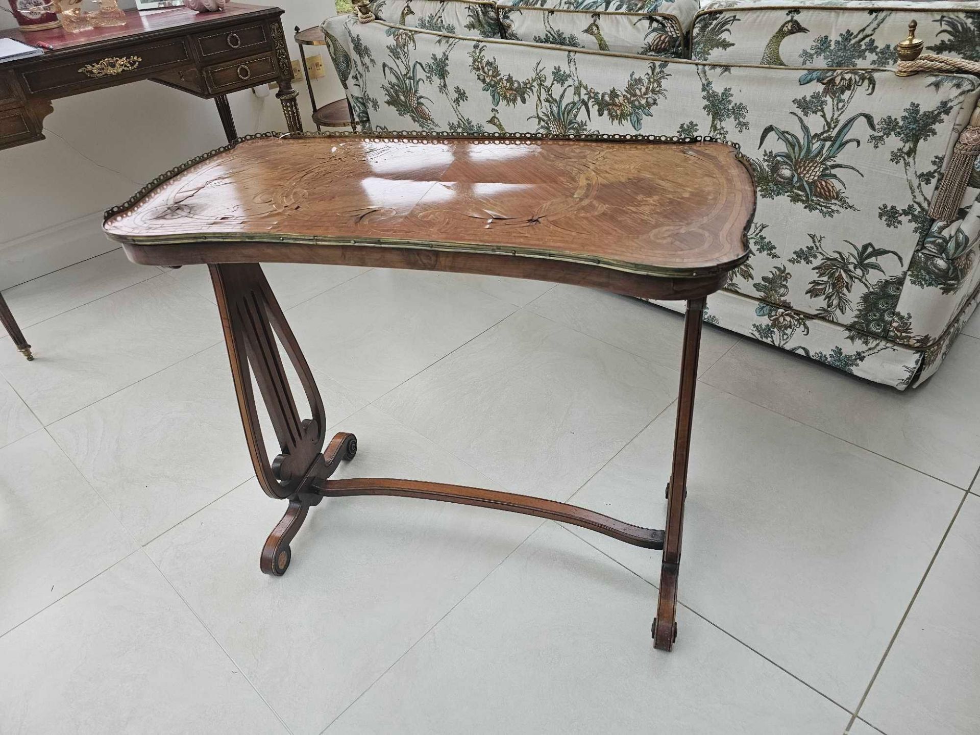 A Louis XVI Style Kingswood And Tulipwood Banded Side Table The Shaped Decorated Top With A - Bild 2 aus 5