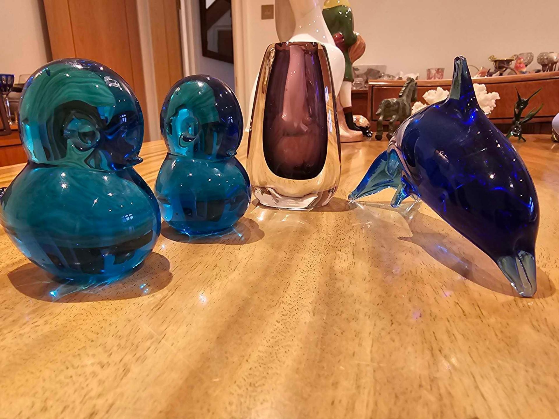 A Collection Of Vintage Glass Objets DÃ©cor A Miniature Vase, 2 X Blue Glass Birds And A Coloured - Image 2 of 5