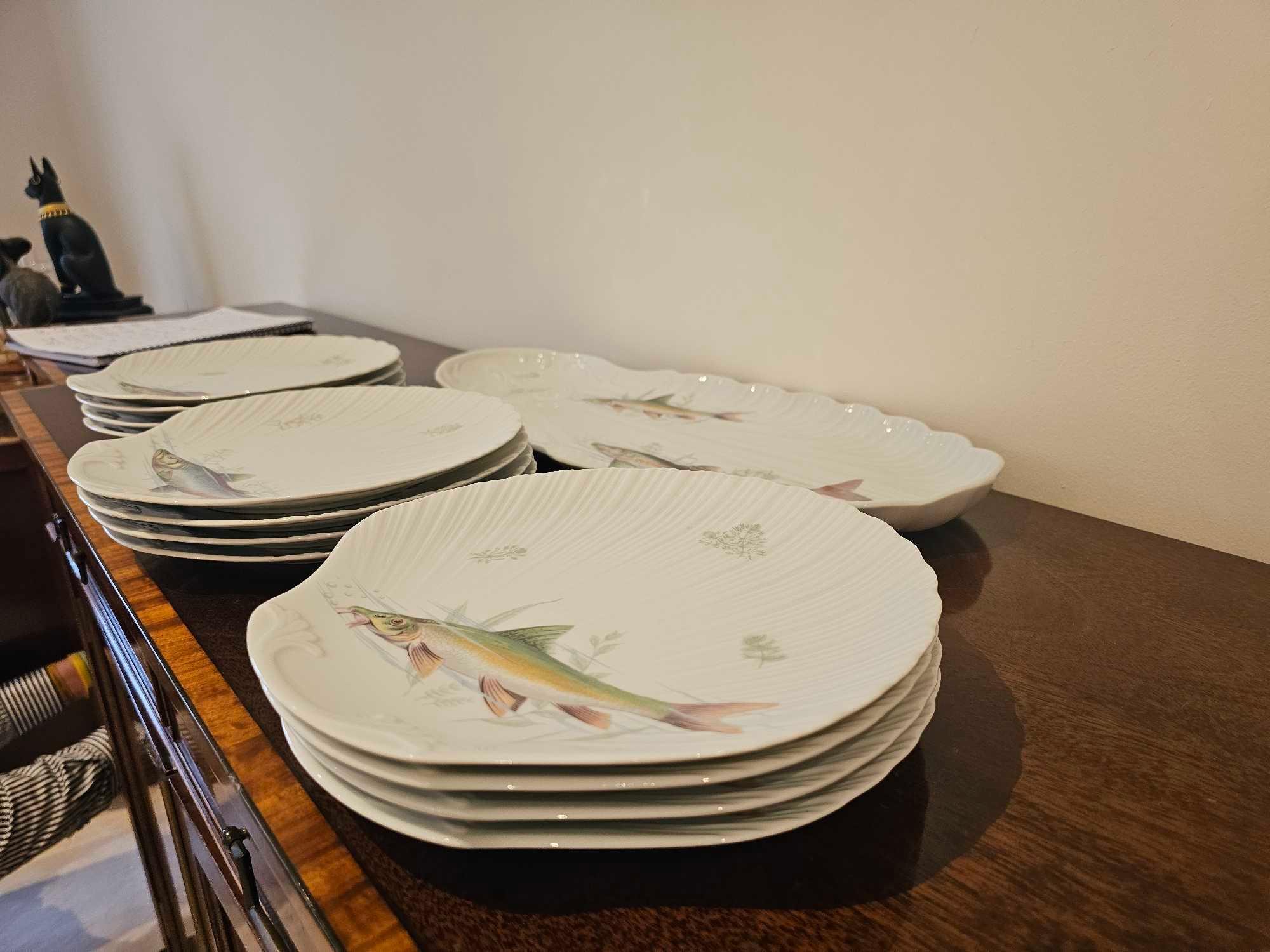 A Porcelaine De Sologne France A Set Of 12 X Scalloped Fish Plates And A Platter 55 X 24cm - Image 6 of 6
